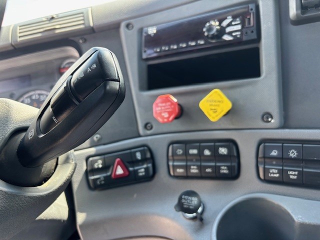 2020 Freightliner Cascadia in Indianapolis, IN — photo 10