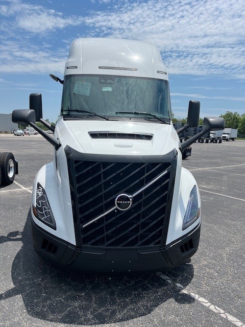 2027 Volvo VNL 860 in Indianapolis, IN — photo 3