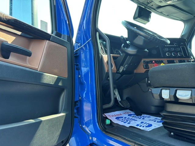 2022 Freightliner Cascadia in Indianapolis, IN — photo 8