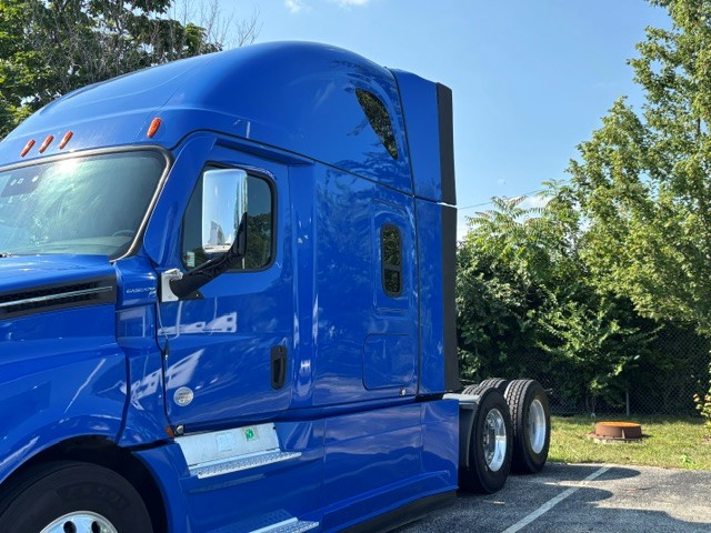 2022 Freightliner Cascadia in Indianapolis, IN — photo 3