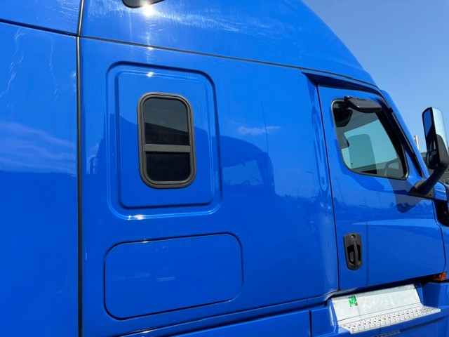 2022 Freightliner Cascadia in Indianapolis, IN — photo 5