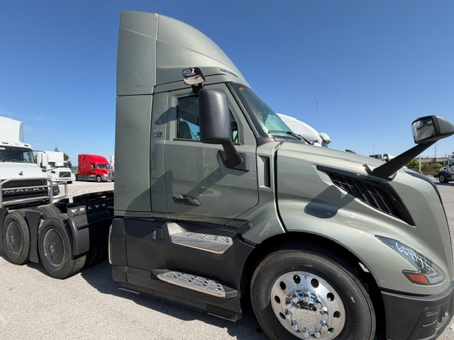 2025 Volvo VNL 300 in Indianapolis, IN — photo 2