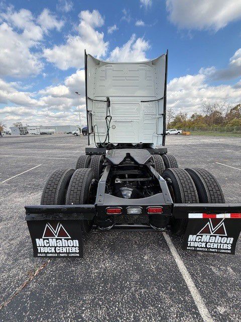 2024 Volvo - image 5