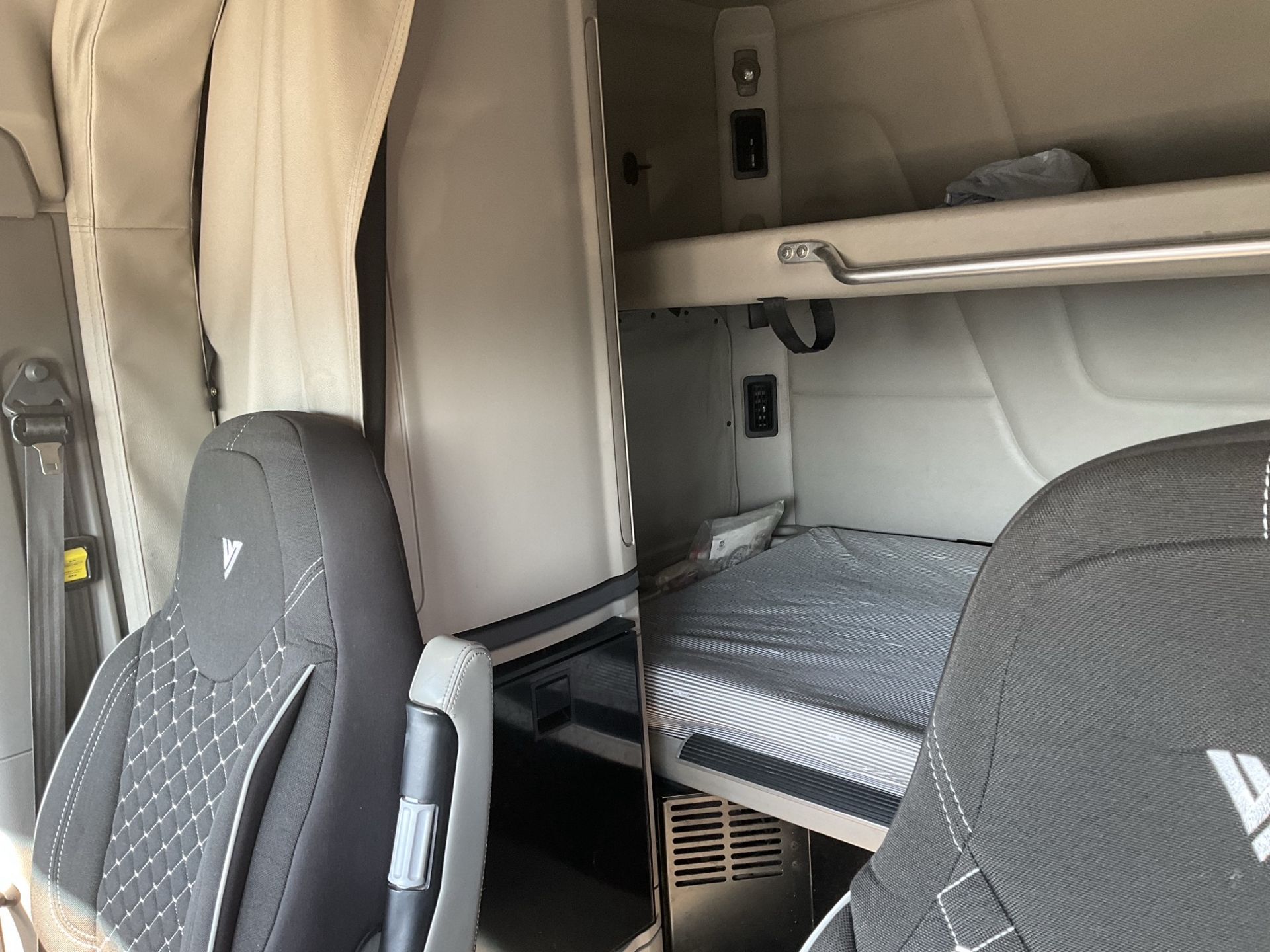 2019 Peterbilt 579 - image 13