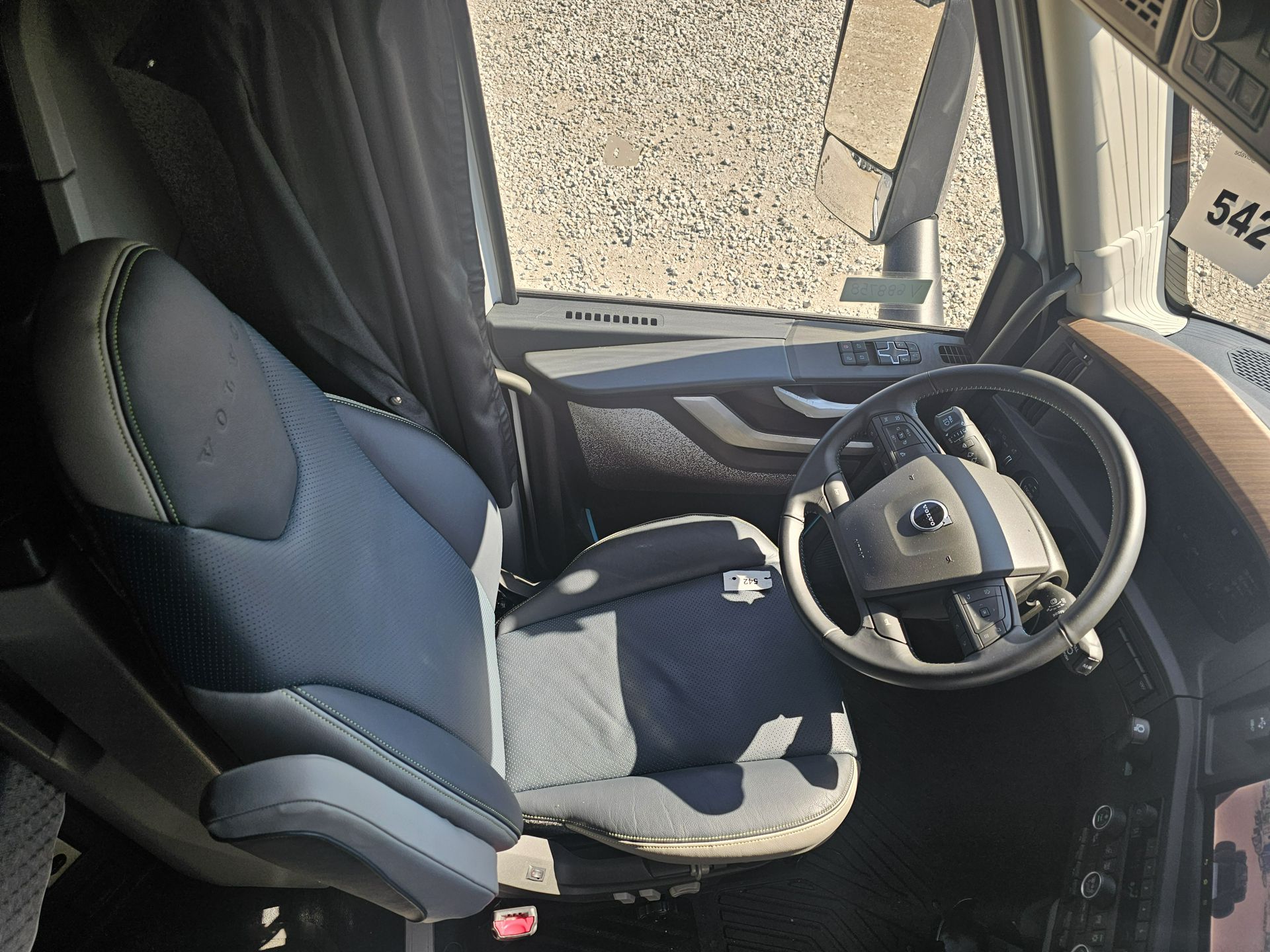 2025 Volvo - image 5