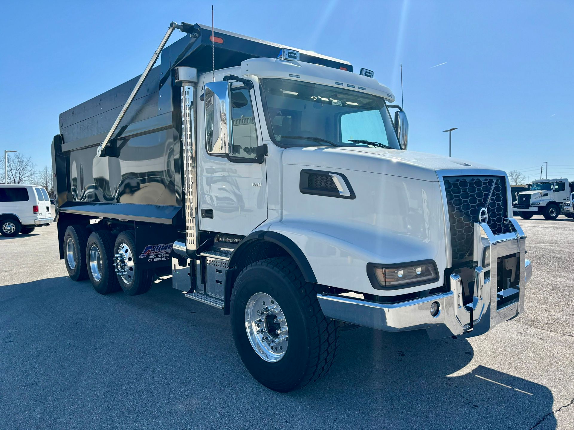 2025 Volvo - image 3