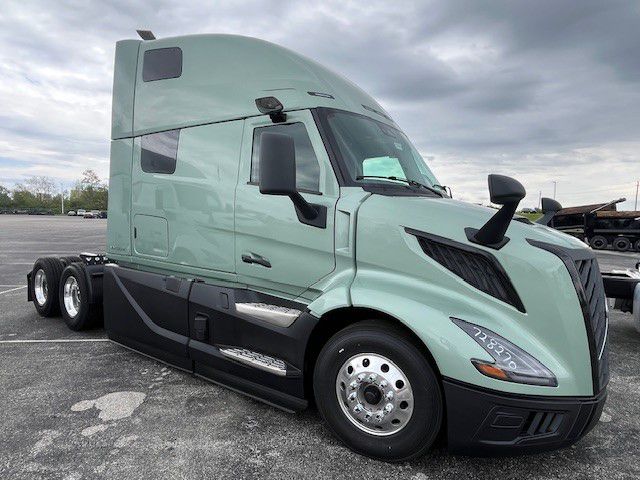 2027 Volvo VNL 860 in Indianapolis, IN — photo 3