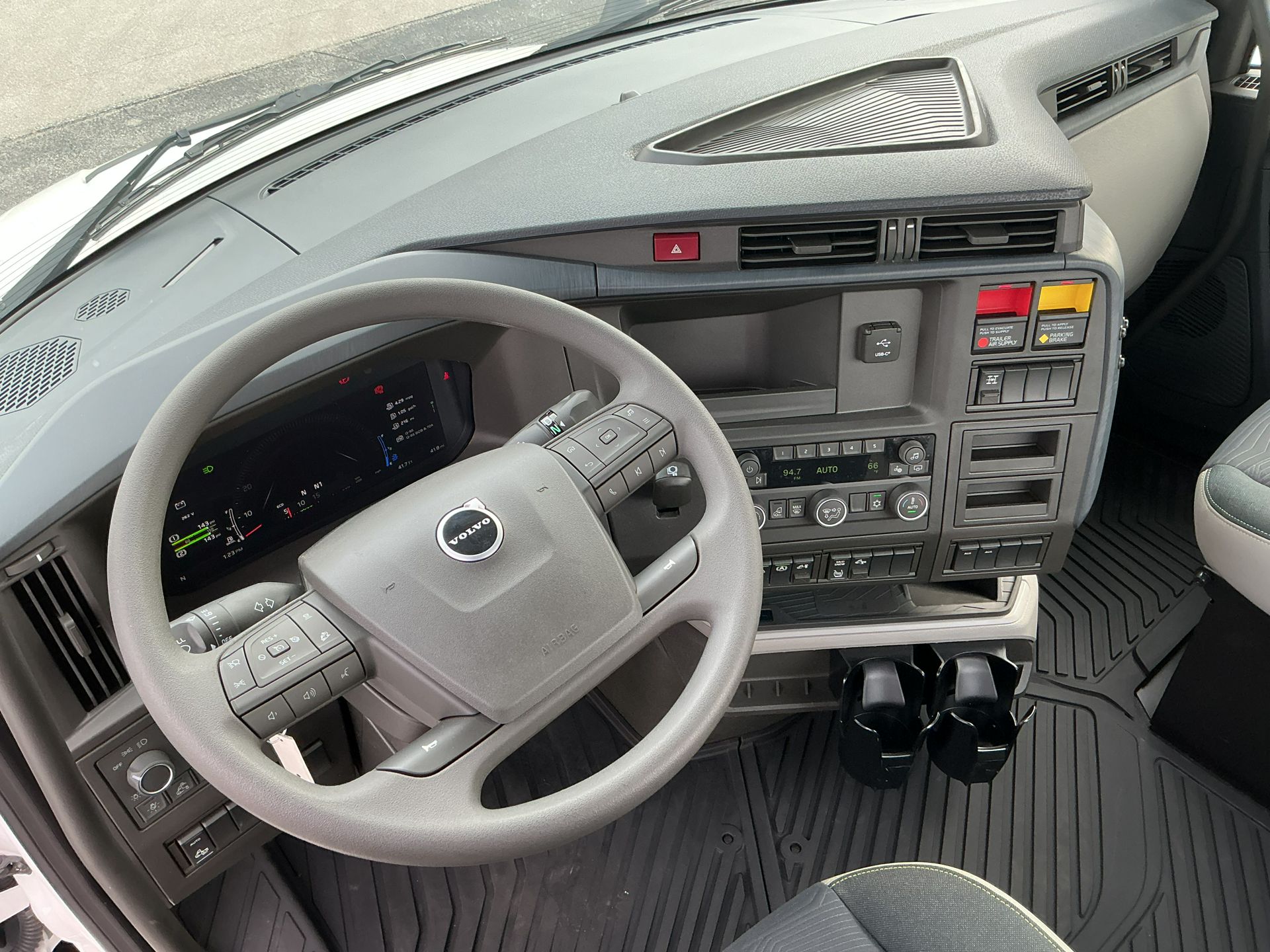 2025 Volvo - image 8