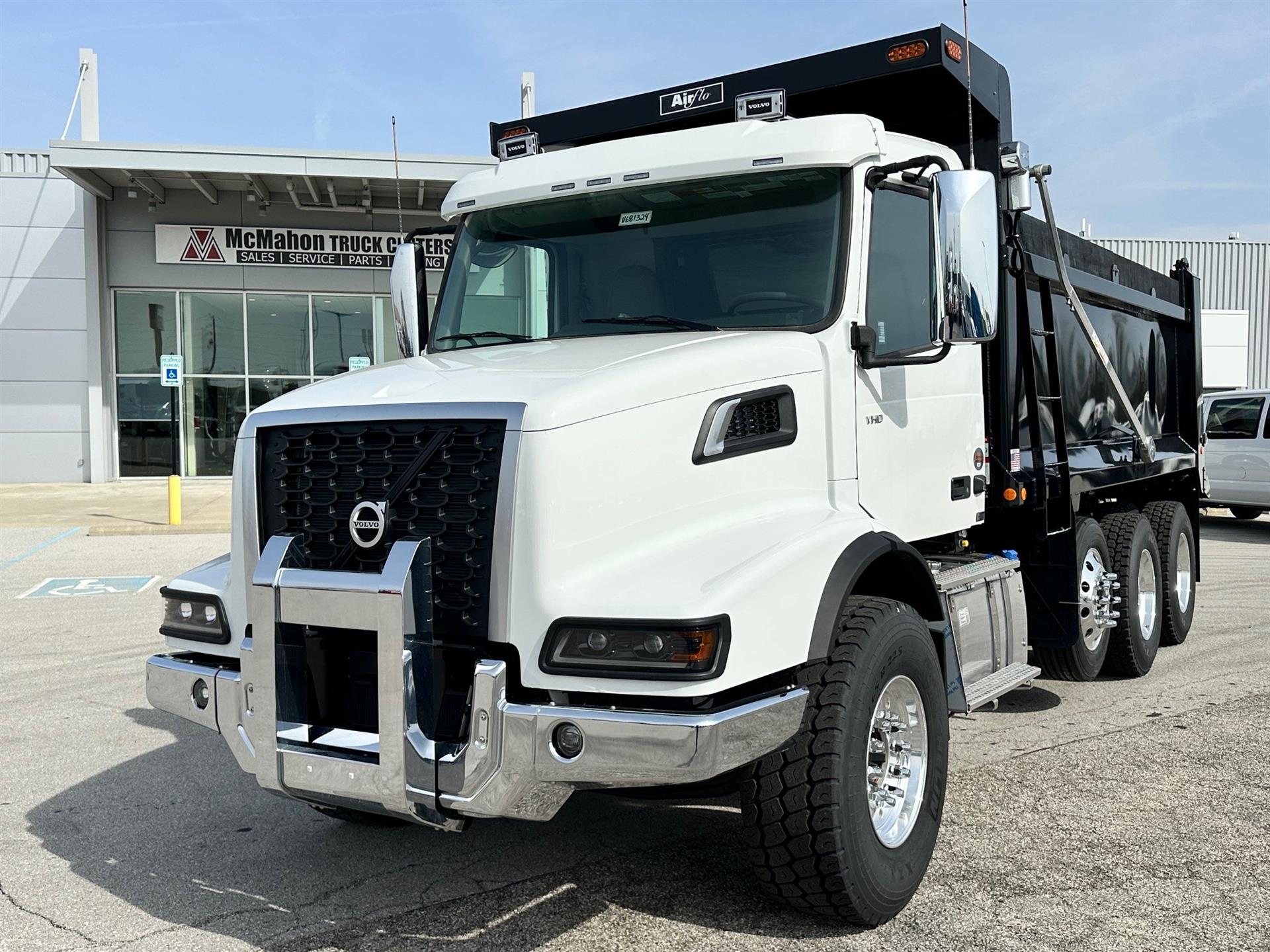 2025 Volvo VHD84B300