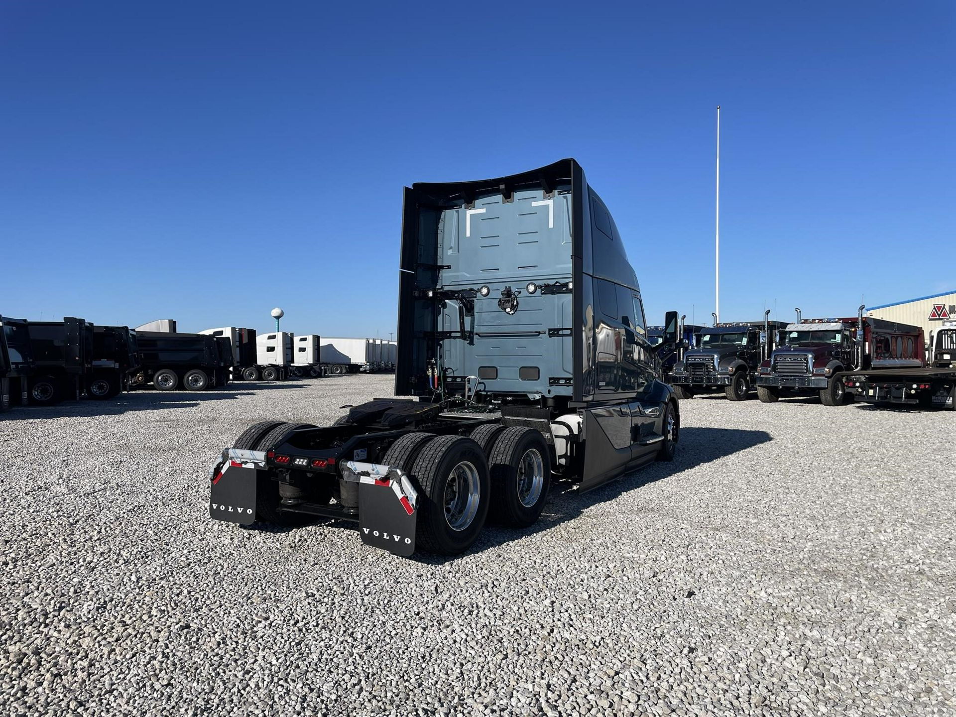 2027 Volvo - image 3