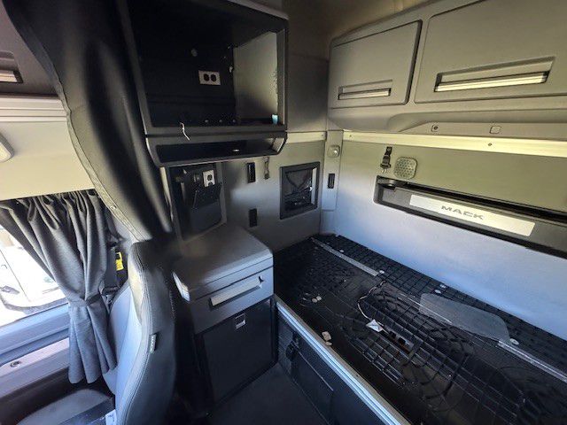 2020 Mack - image 6