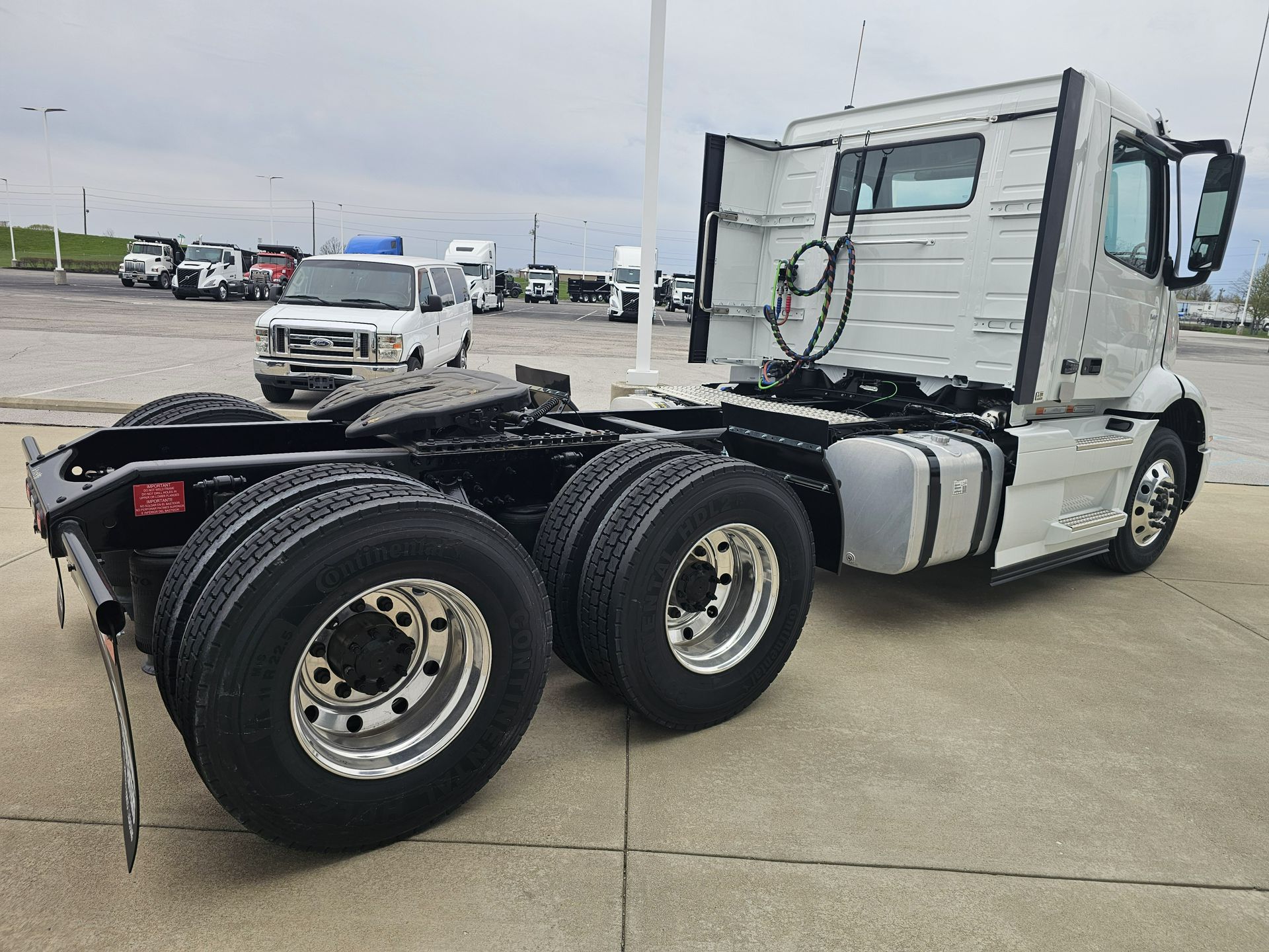 2025 Volvo - image 4