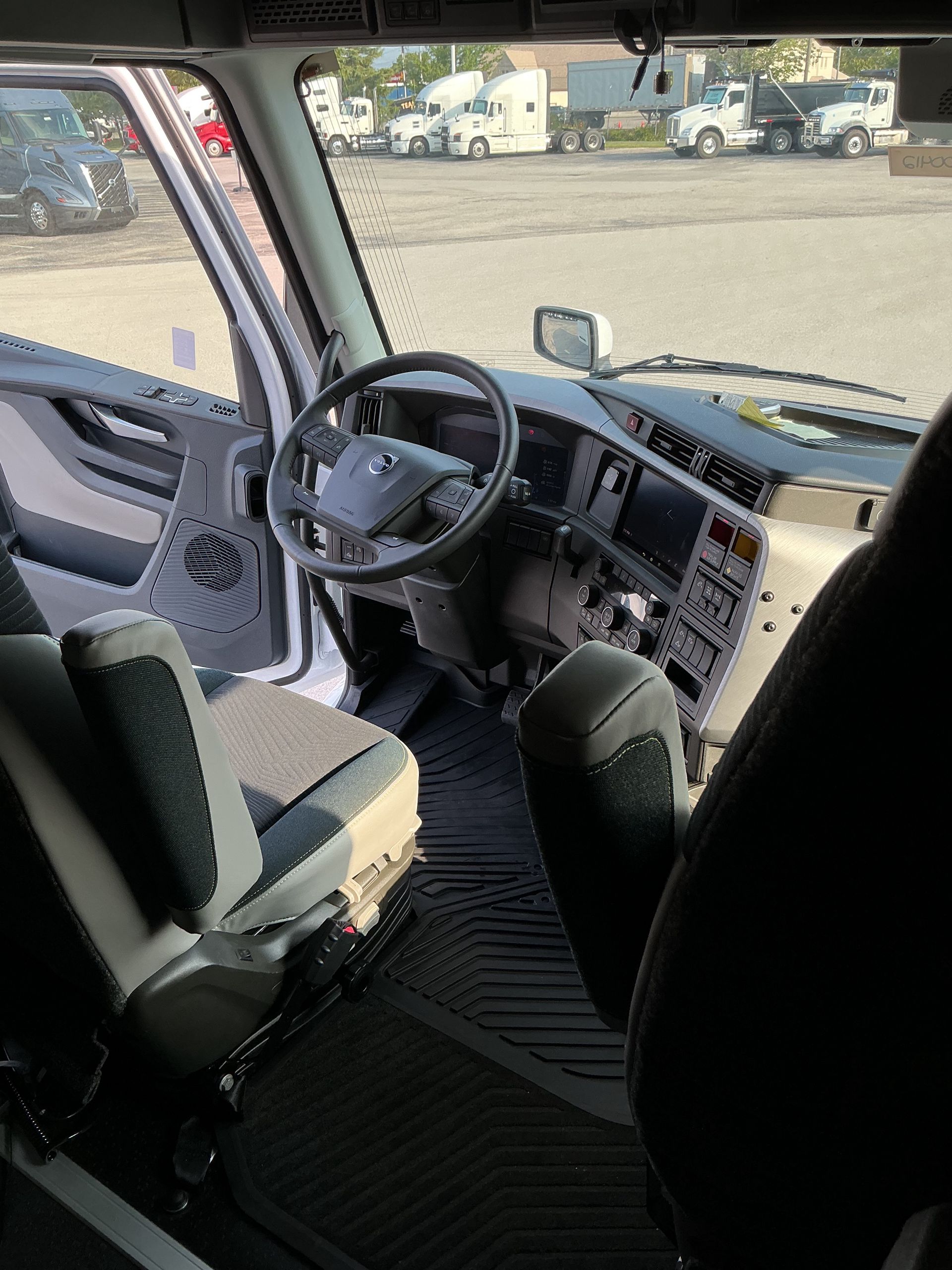 2026 Volvo - image 20