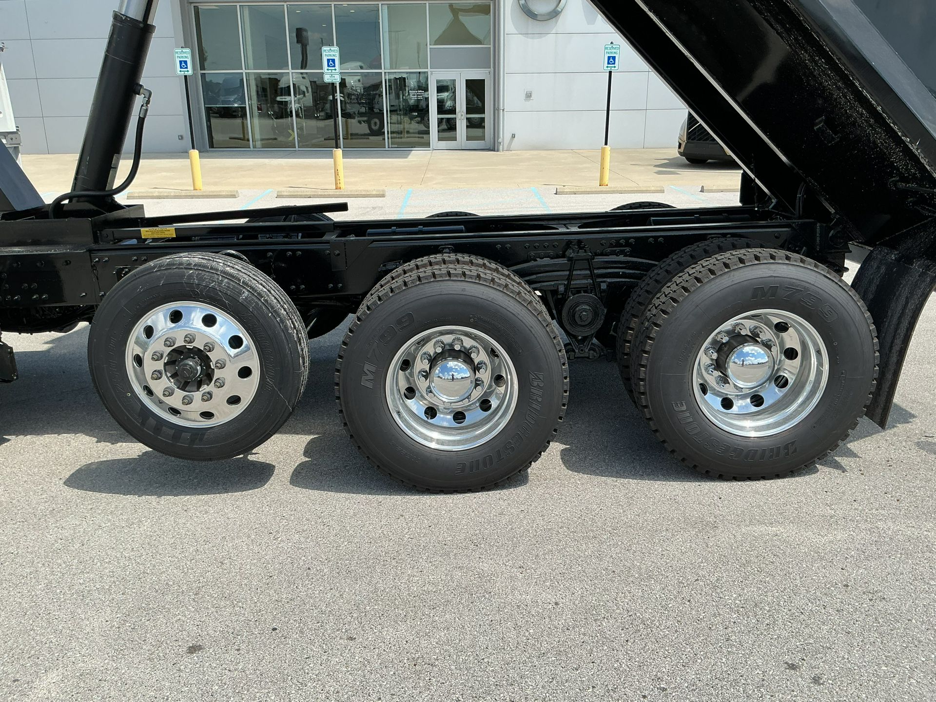 2025 Volvo - image 12