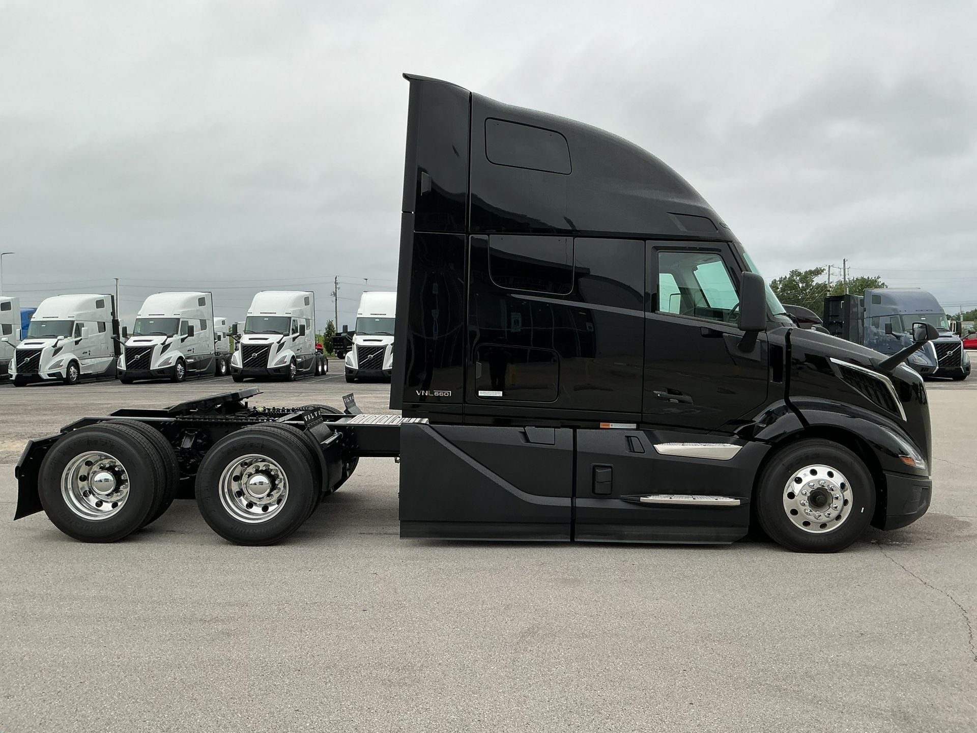 2026 Volvo - image 4