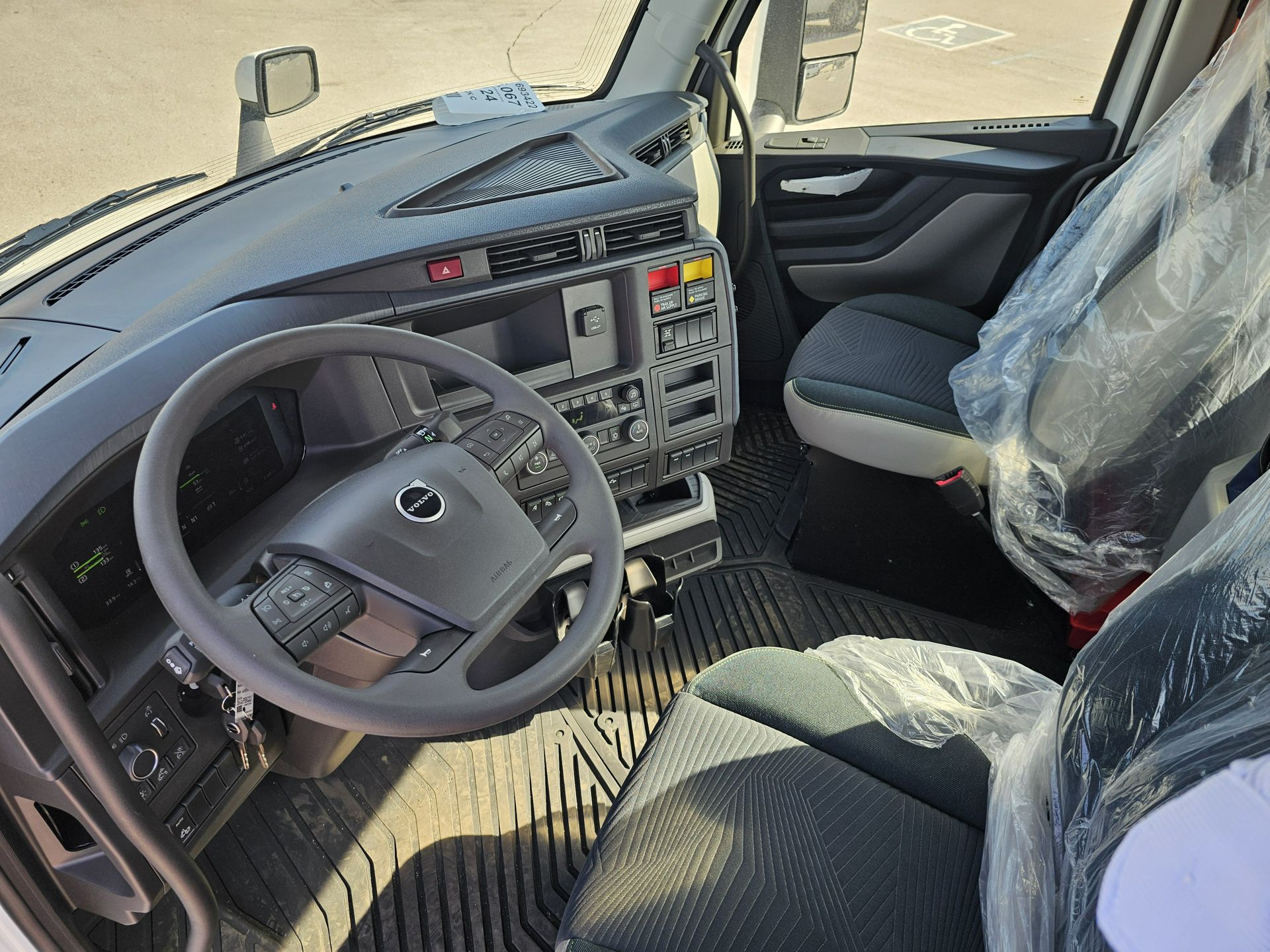 2025 Volvo - image 11