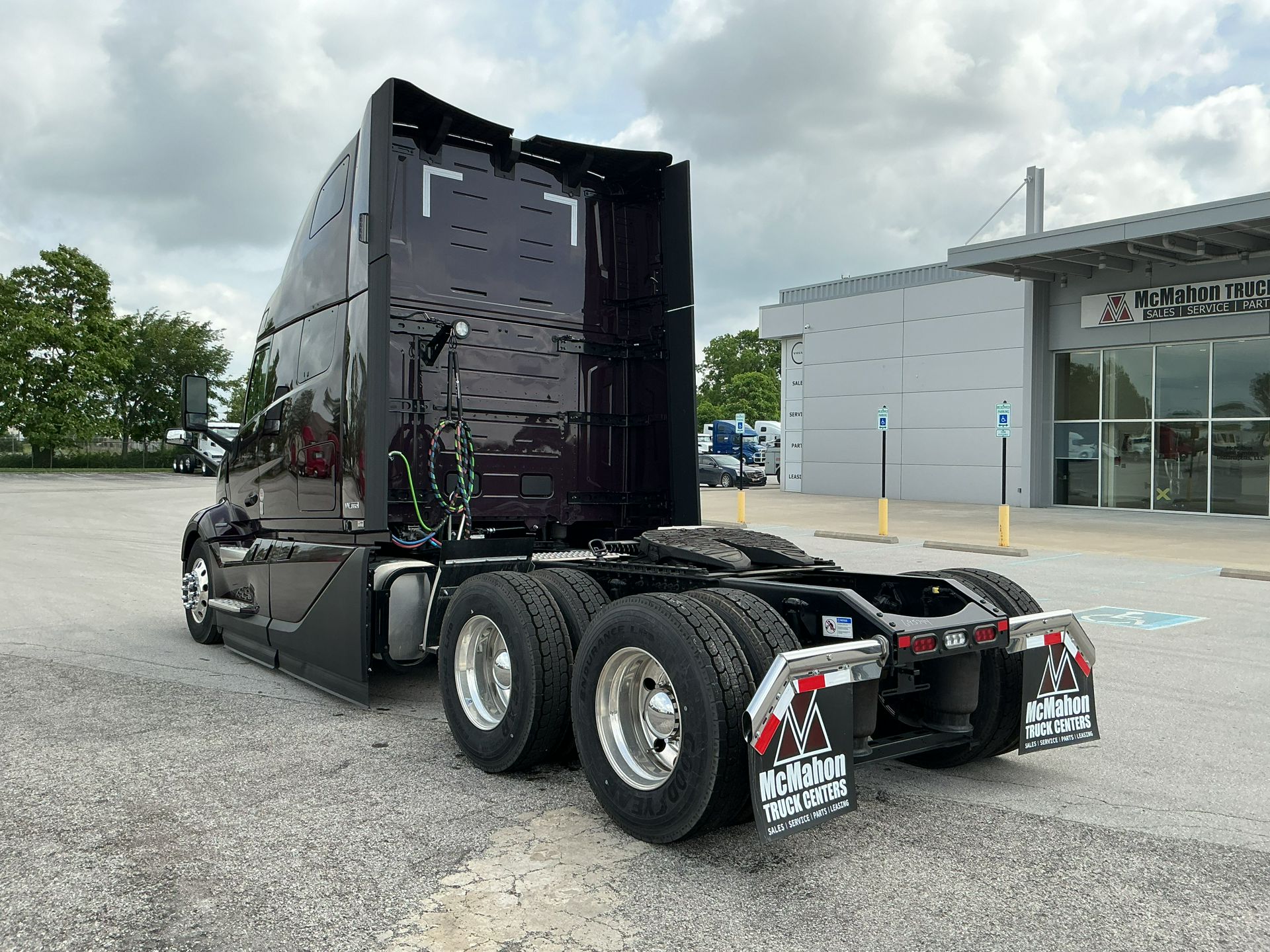 2025 Volvo - image 7