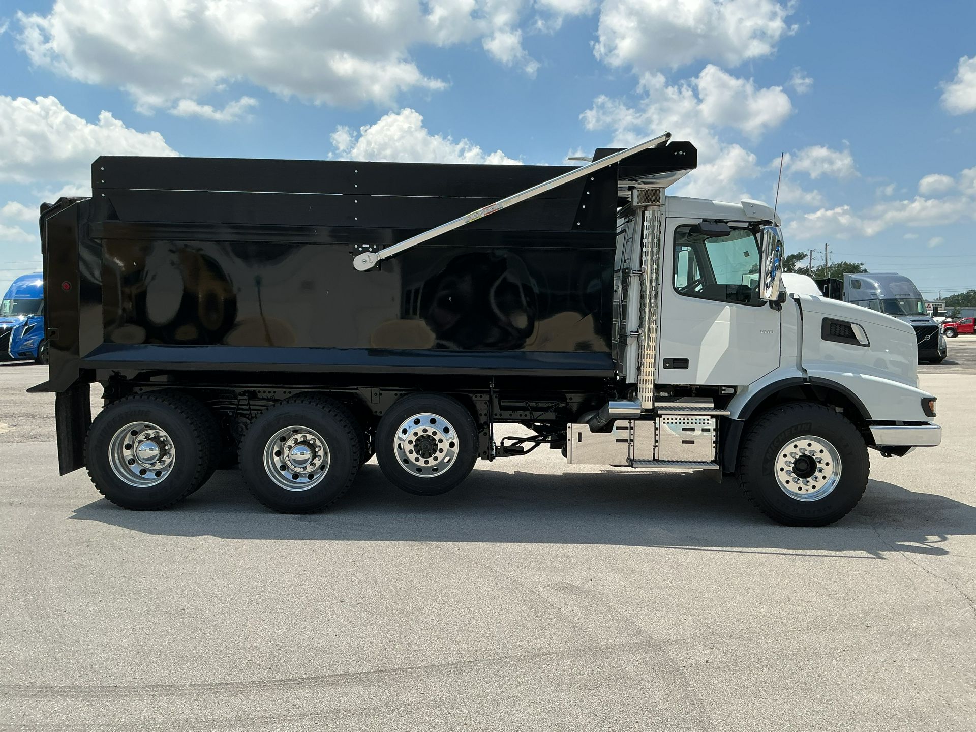 2025 Volvo - image 4