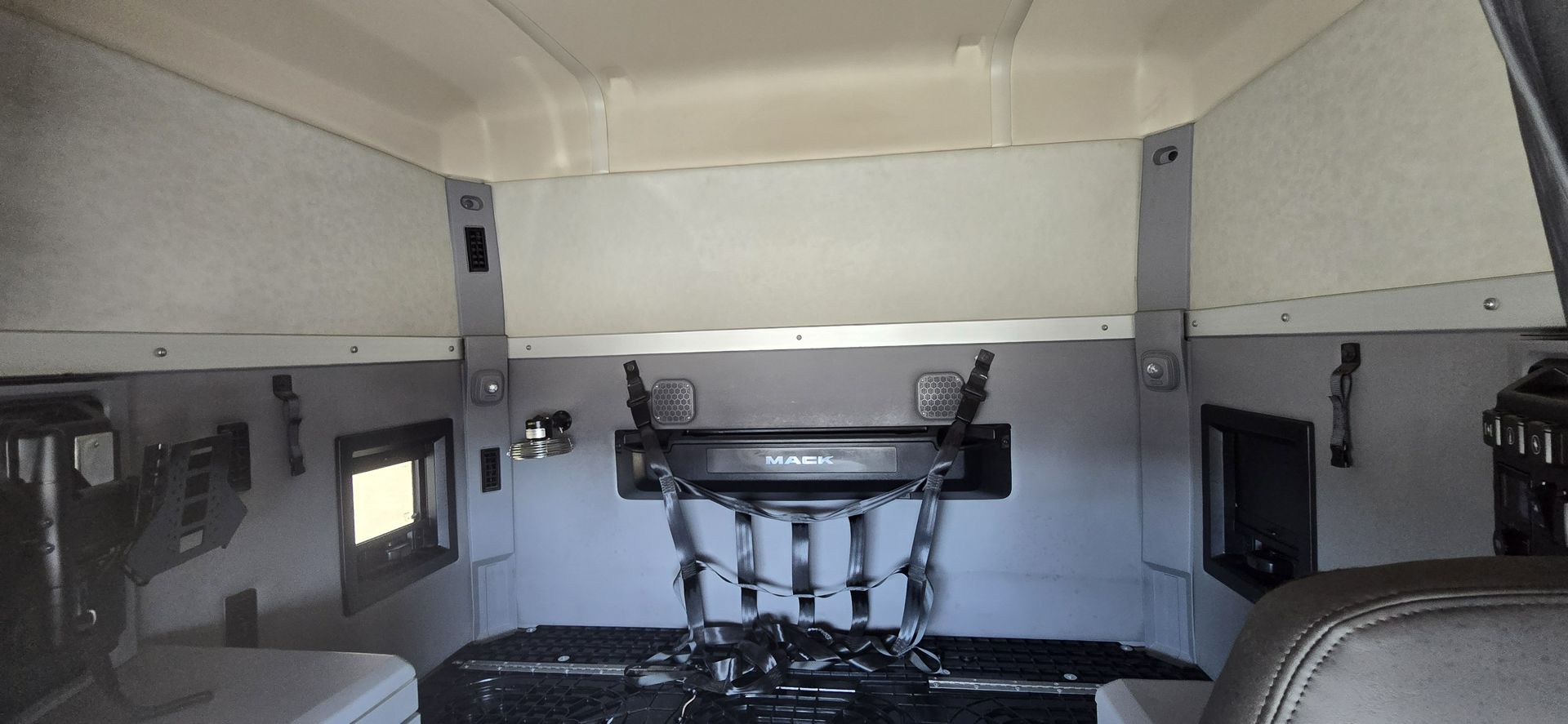 2020 Mack Anthem - image 34
