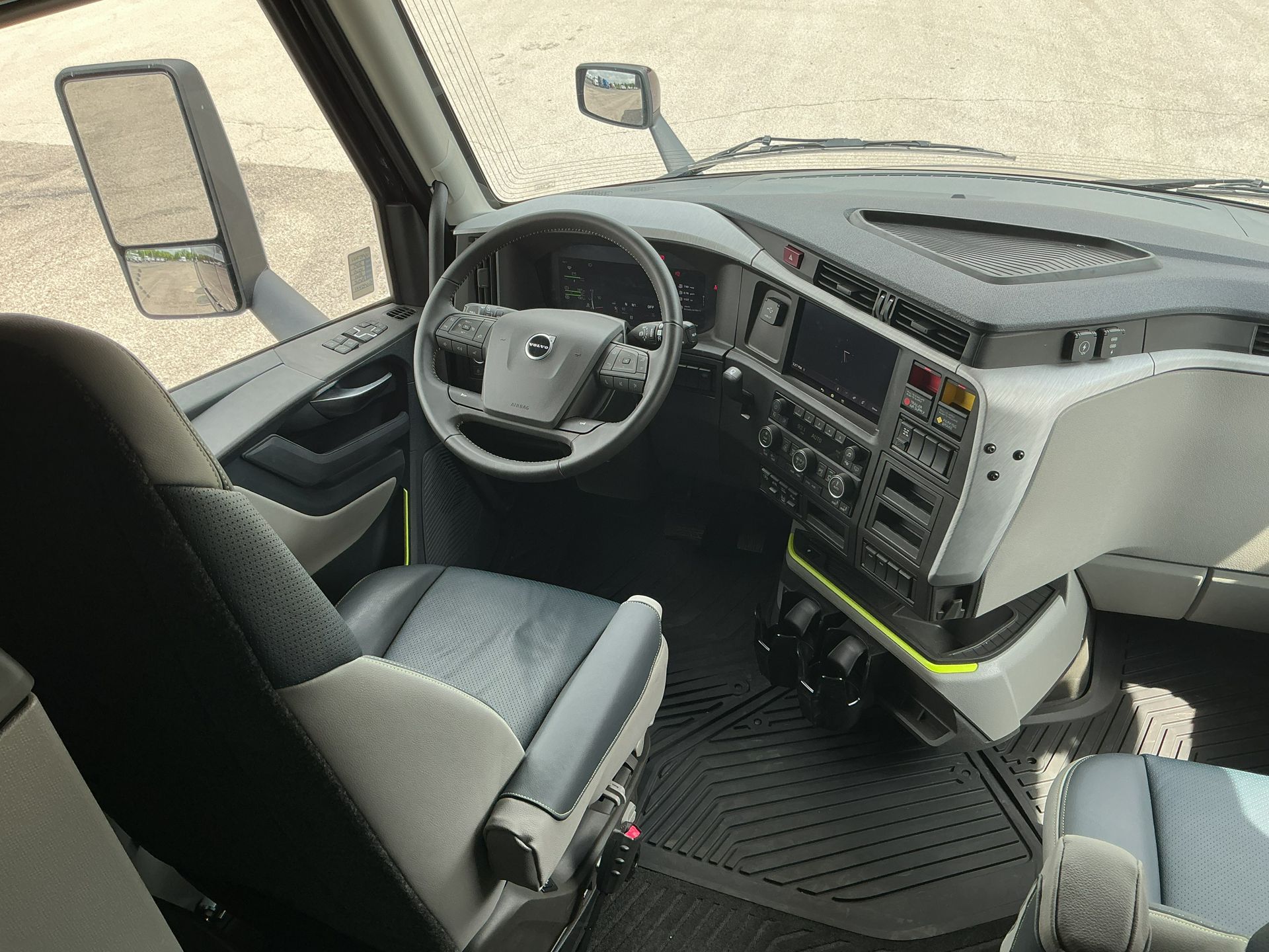 2025 Volvo - image 18