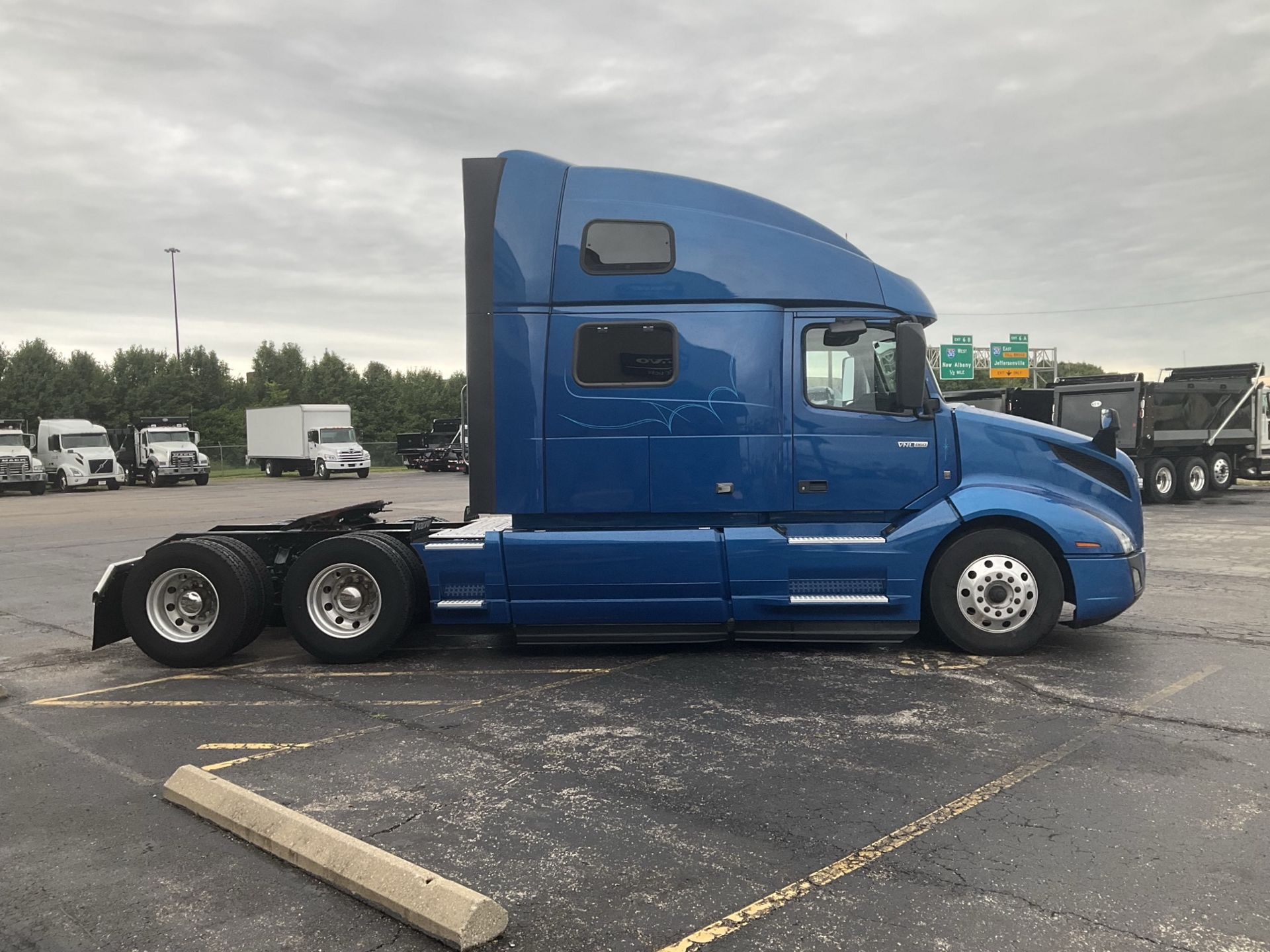 2022 Volvo VNL 860 in Indianapolis, IN — photo 4