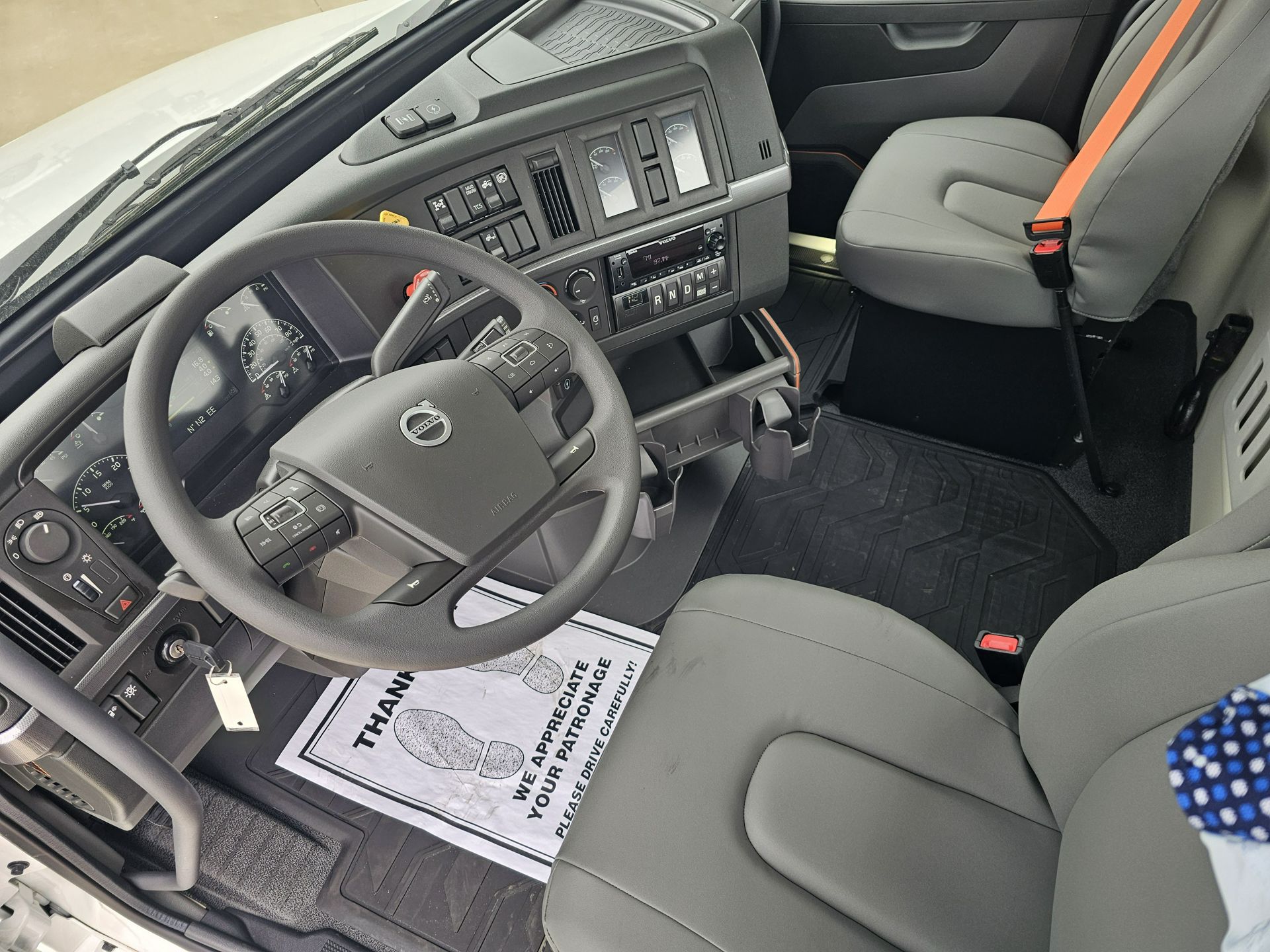 2025 Volvo - image 8