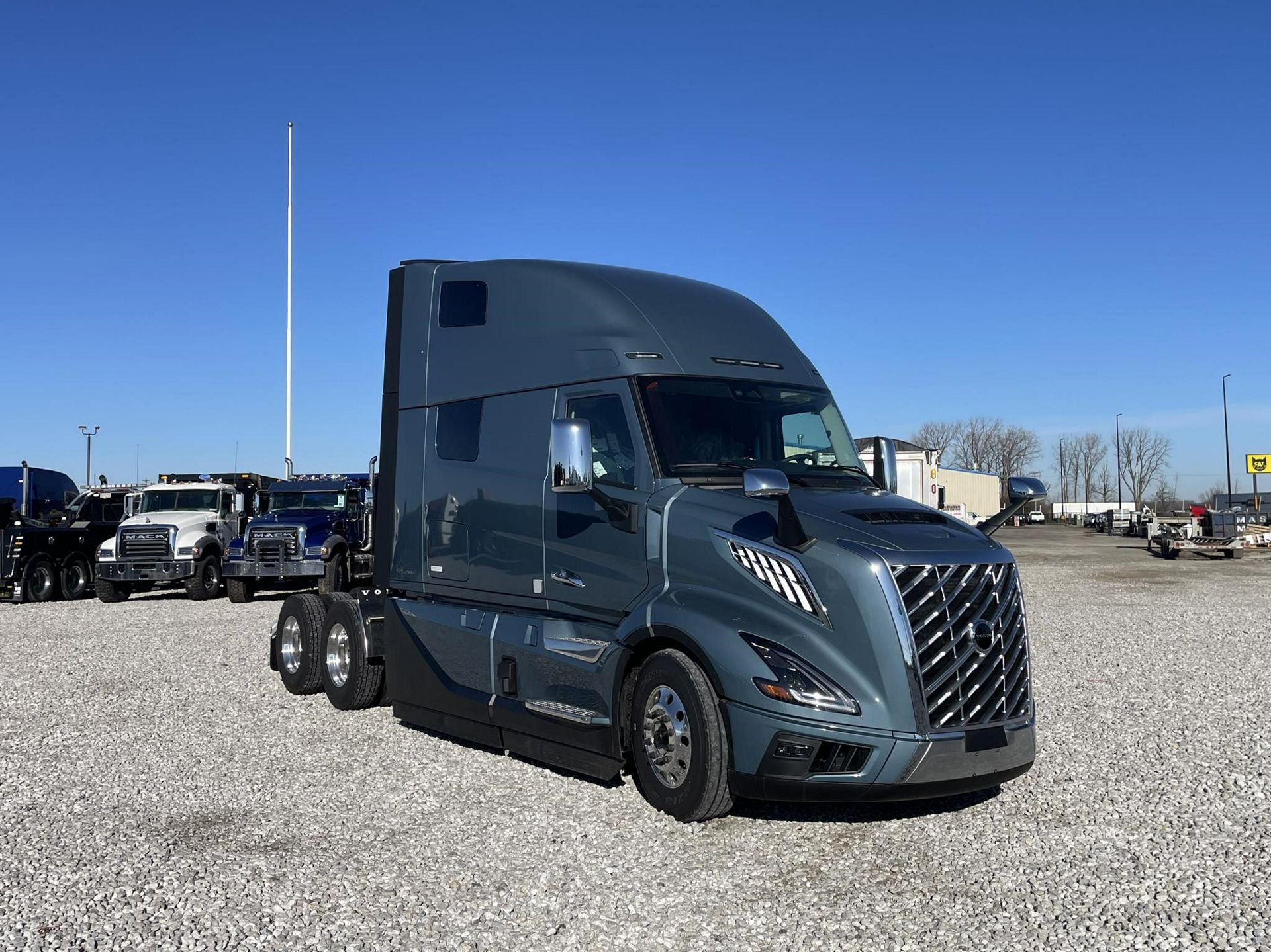 2027 Volvo - image 13