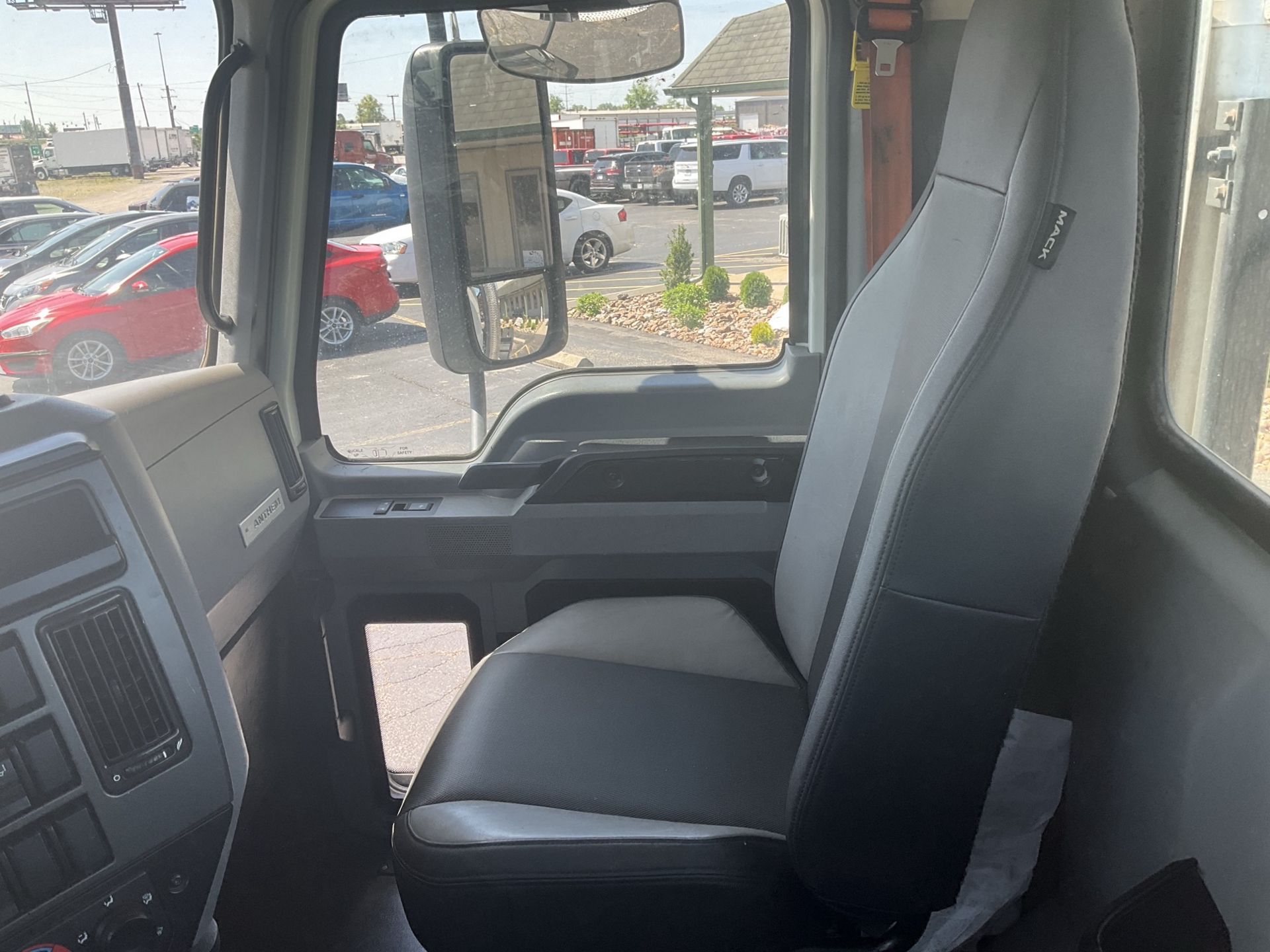 2019 Mack Anthem - image 16