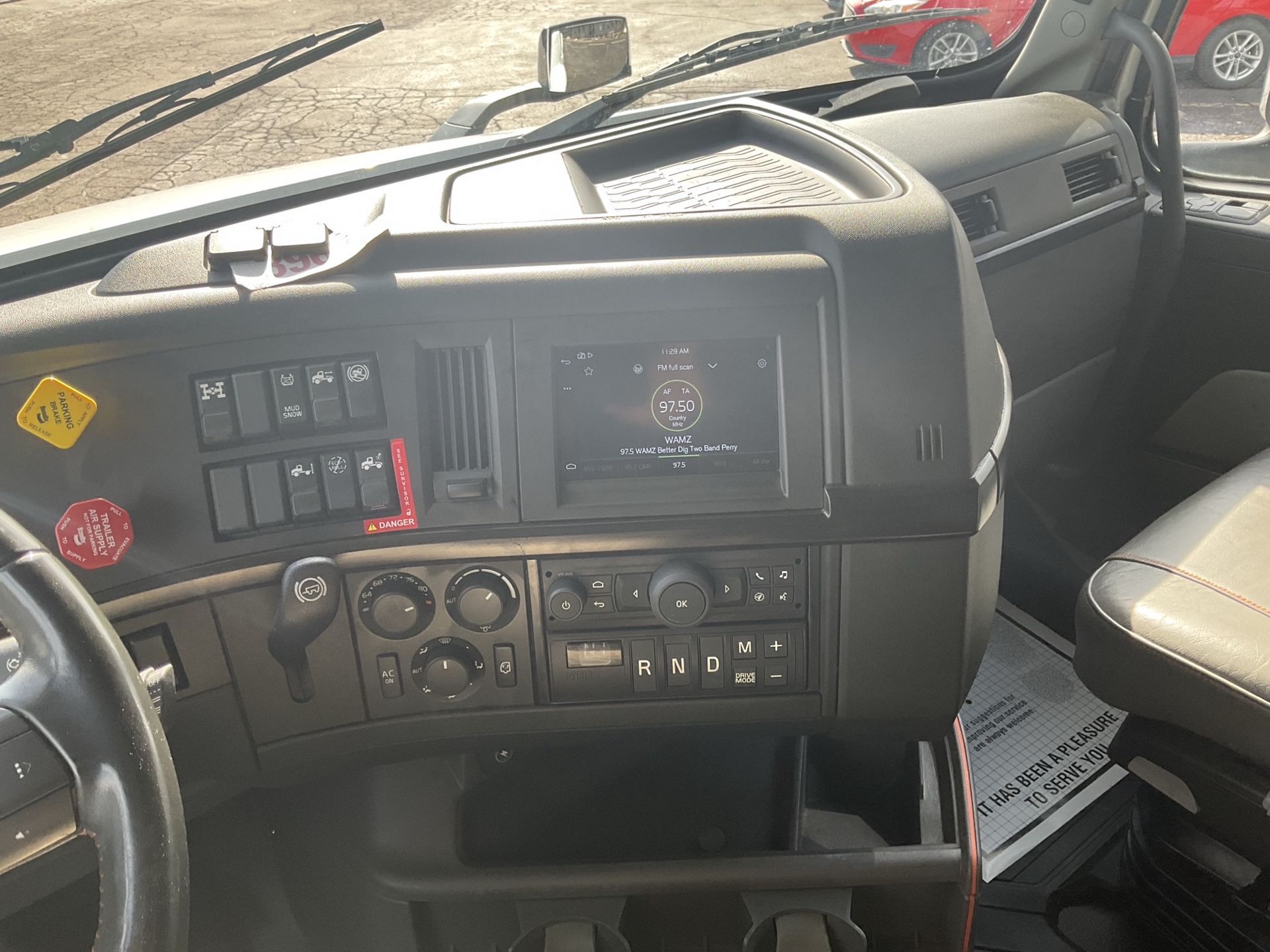 2022 Volvo - image 11