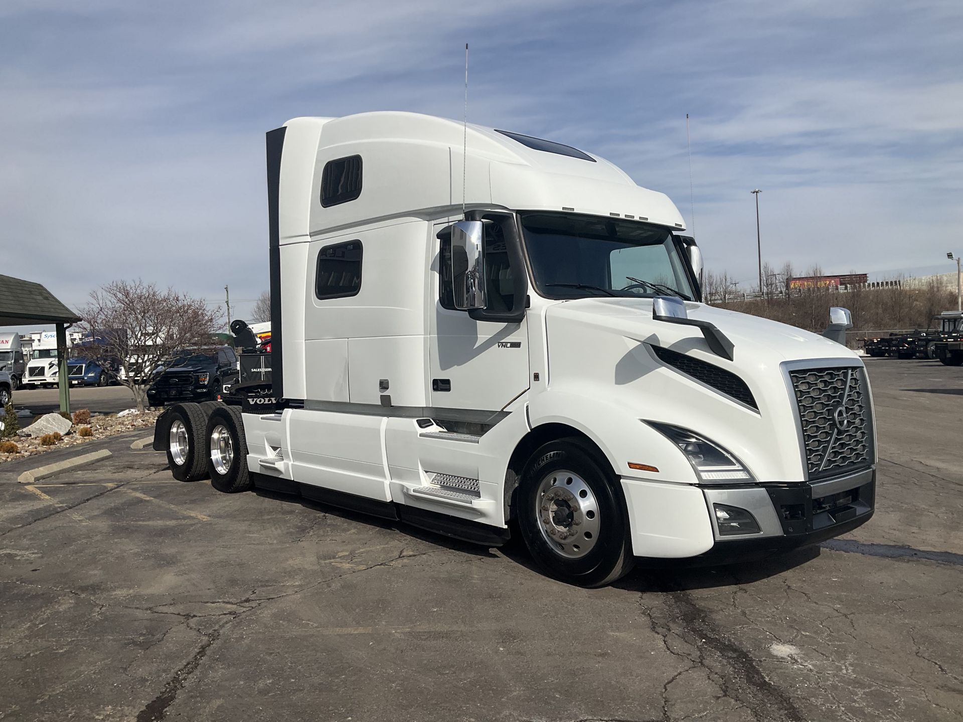 2022 Volvo - image 3