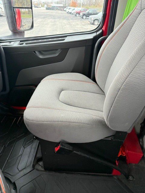 2022 Volvo VNR 640 - image 12