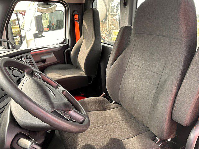 2021 Freightliner Cascadia in London, OH — photo 8