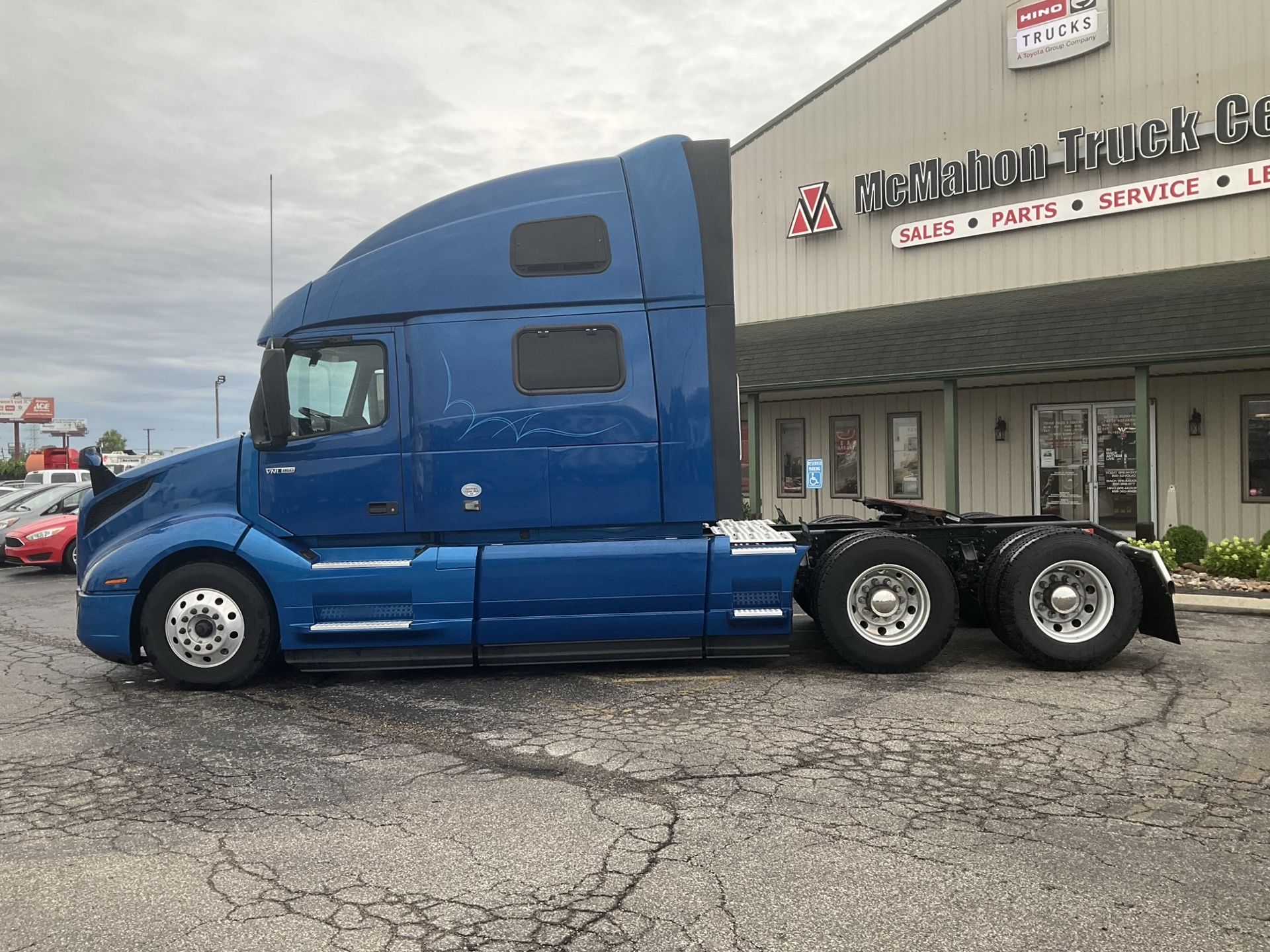 2022 Volvo VNL 860 in Indianapolis, IN — photo 8