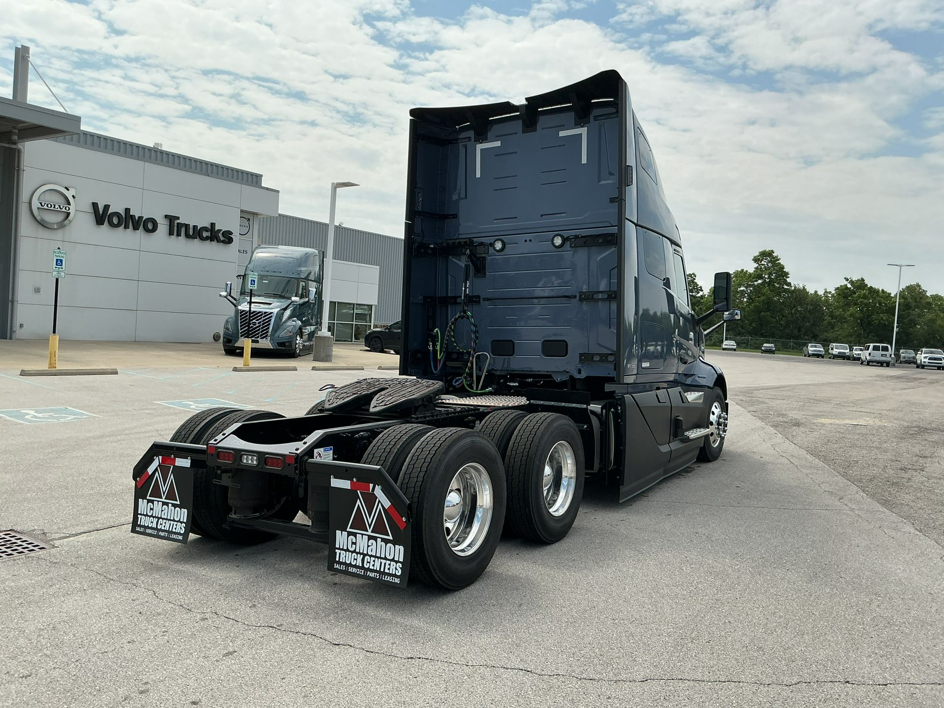 2026 Volvo - image 8