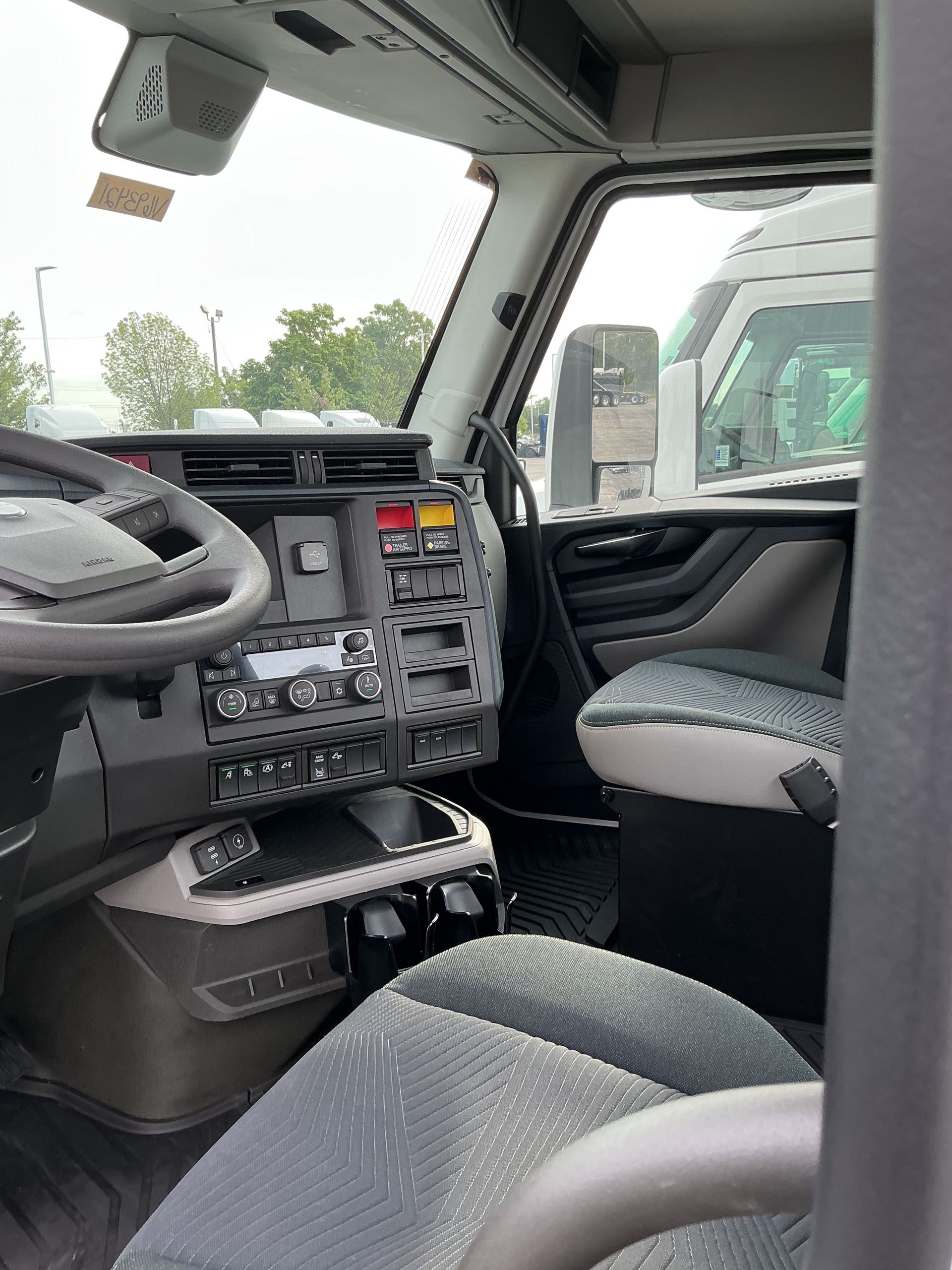 2025 Volvo - image 4