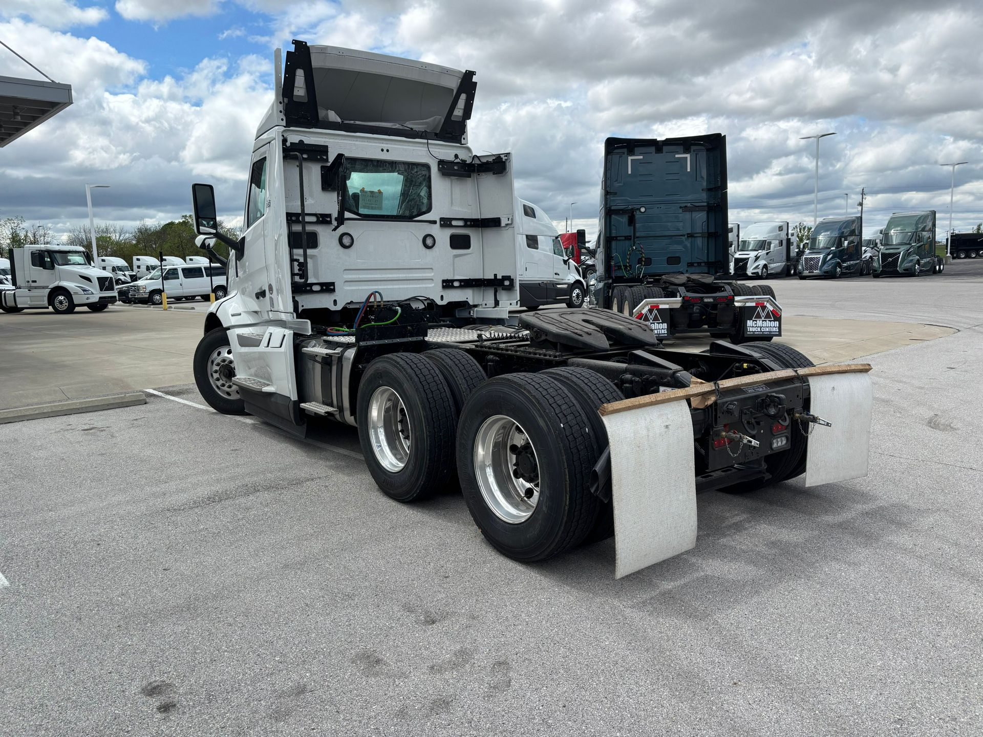 2025 Volvo - image 5