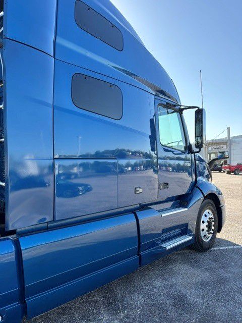 2023 Volvo VNL 760 in Indianapolis, IN — photo 5