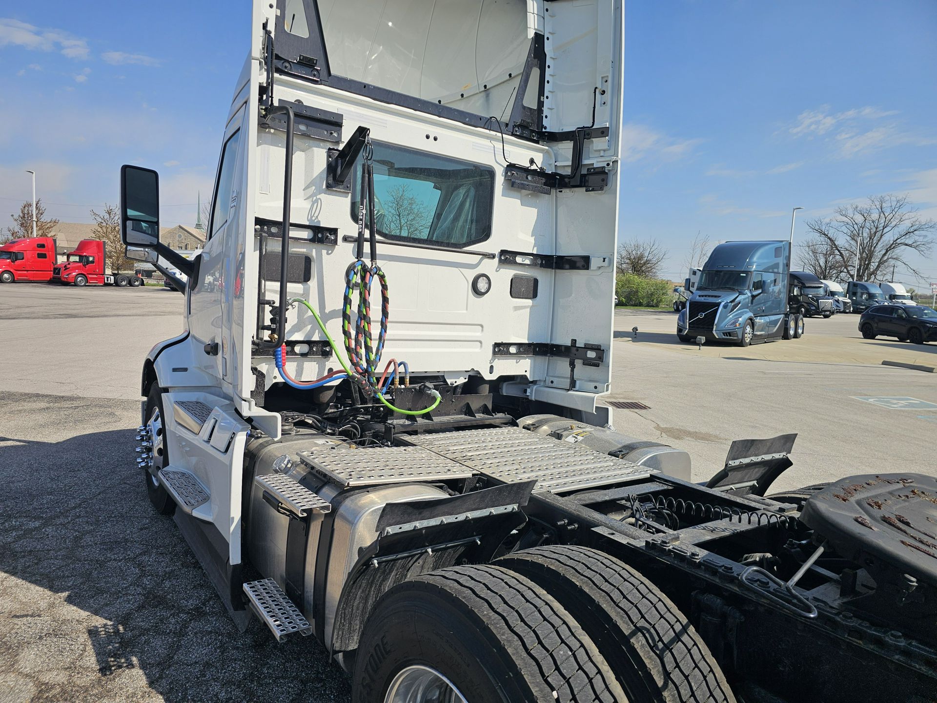 2025 Volvo - image 7