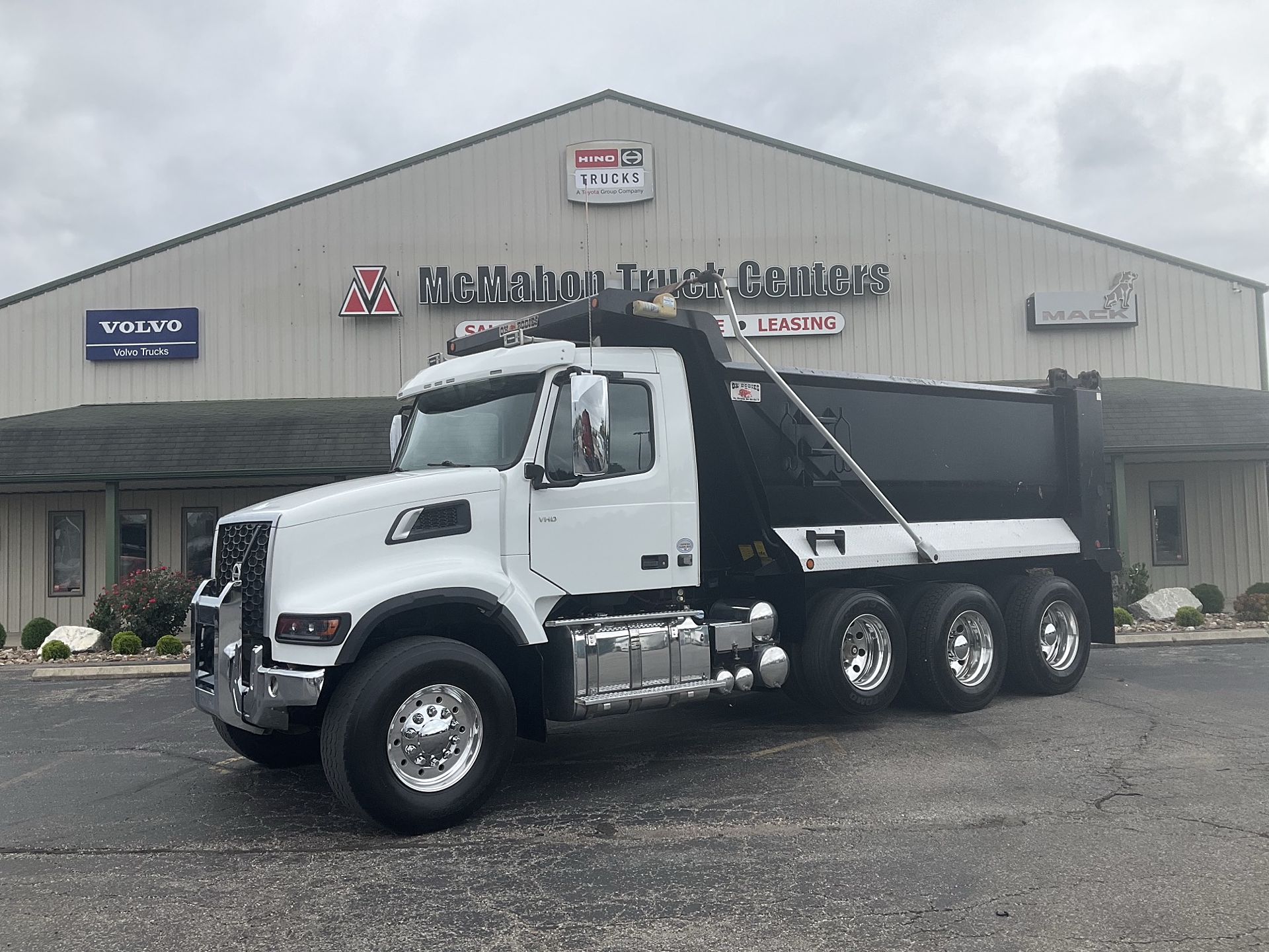 2024 Volvo VHD64F300