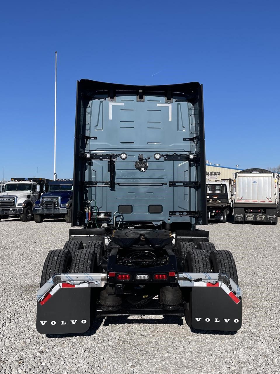 2027 Volvo - image 4