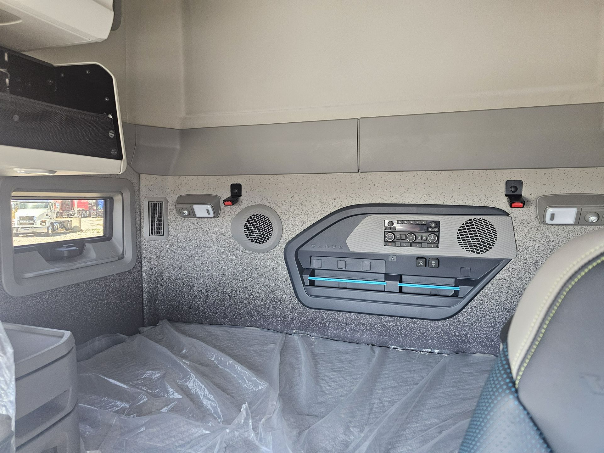 2025 Volvo - image 6