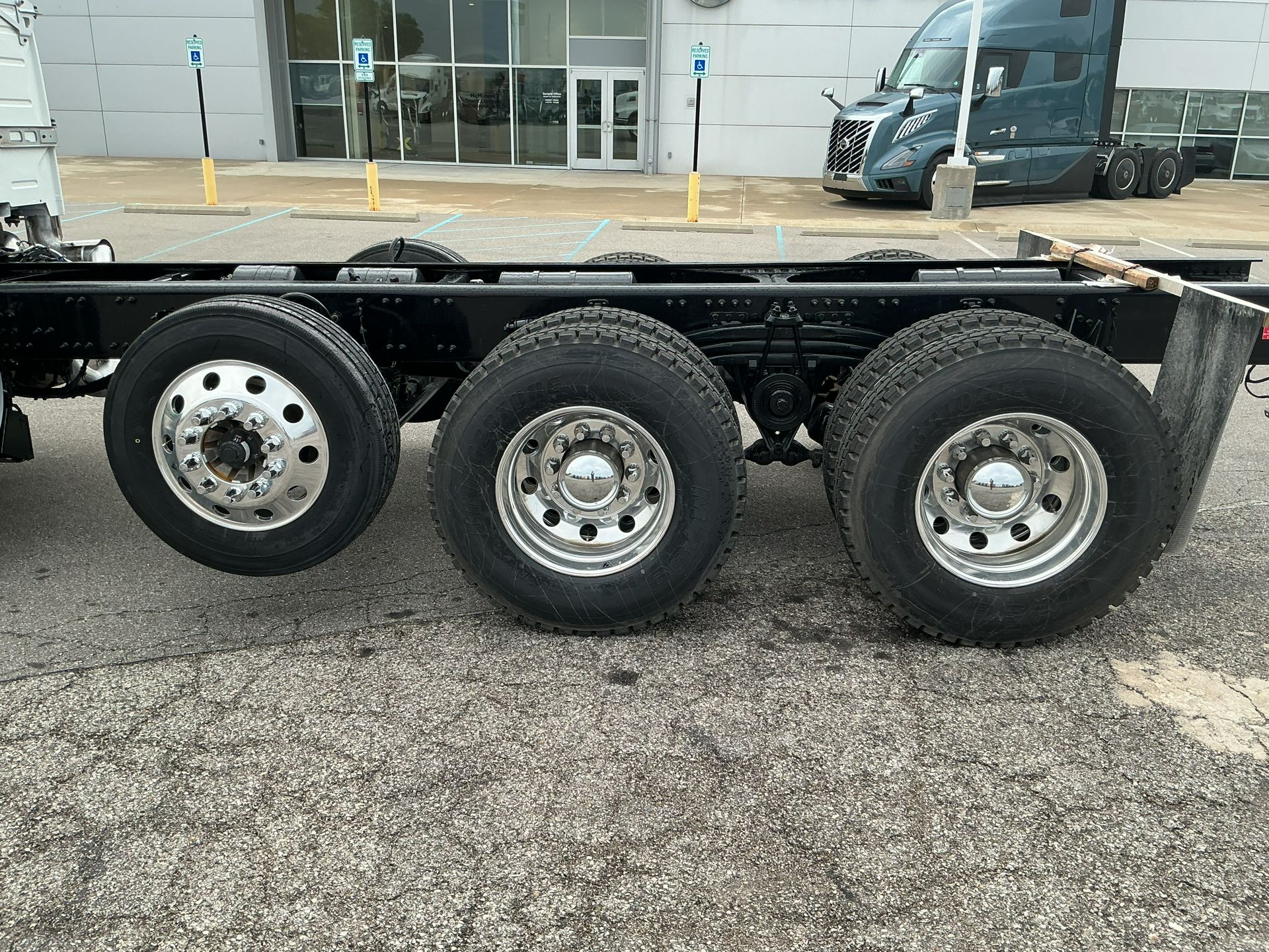 2026 Volvo - image 8