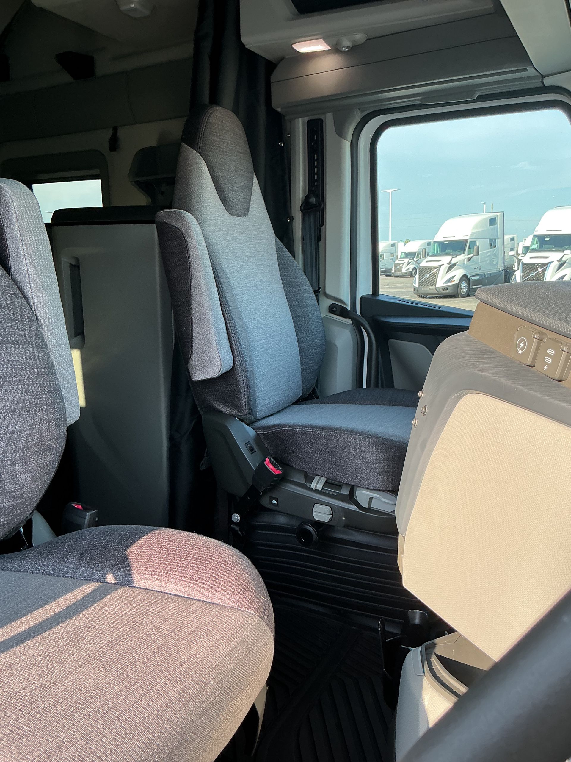 2026 Volvo - image 15