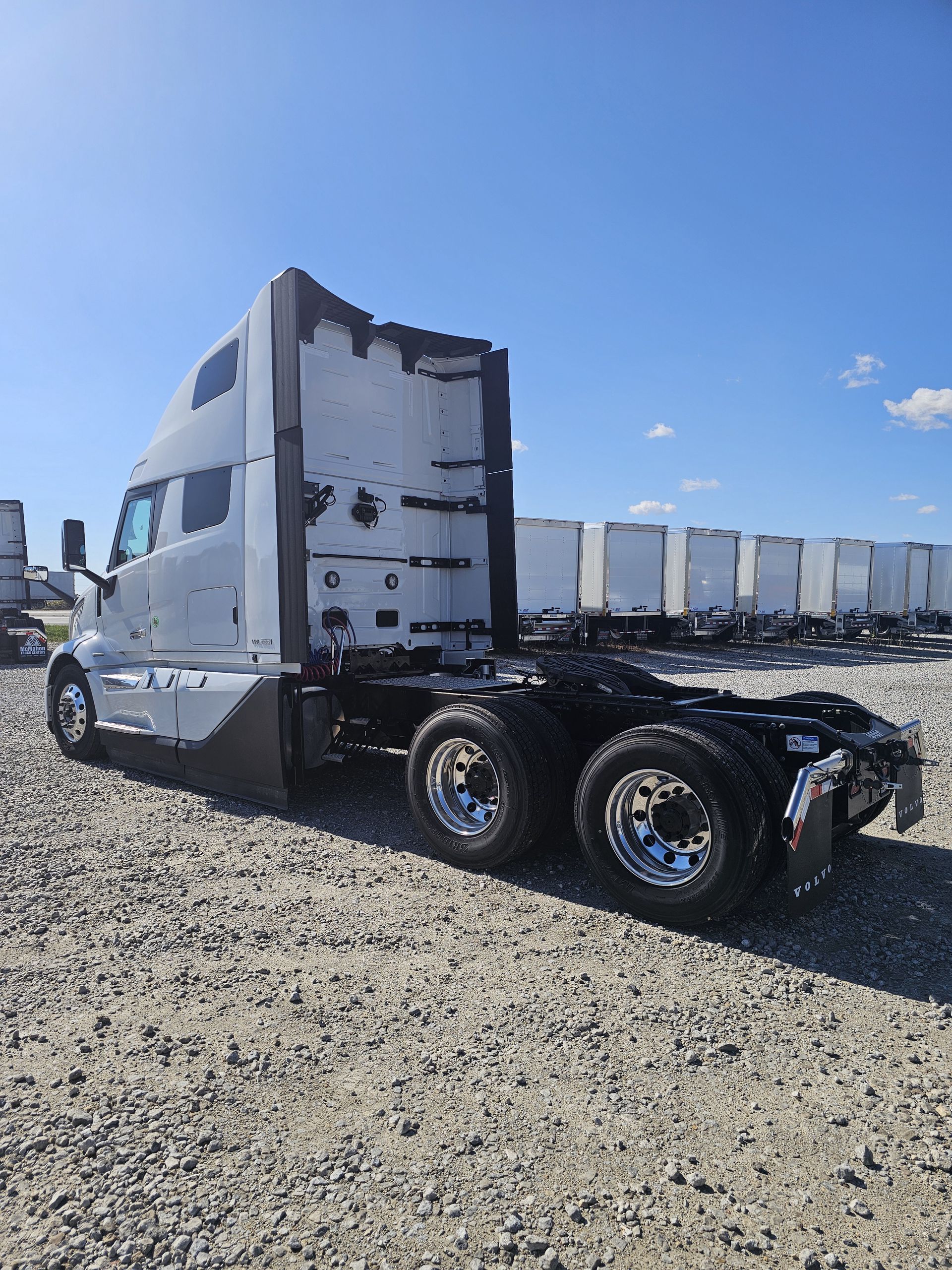 2025 Volvo - image 4