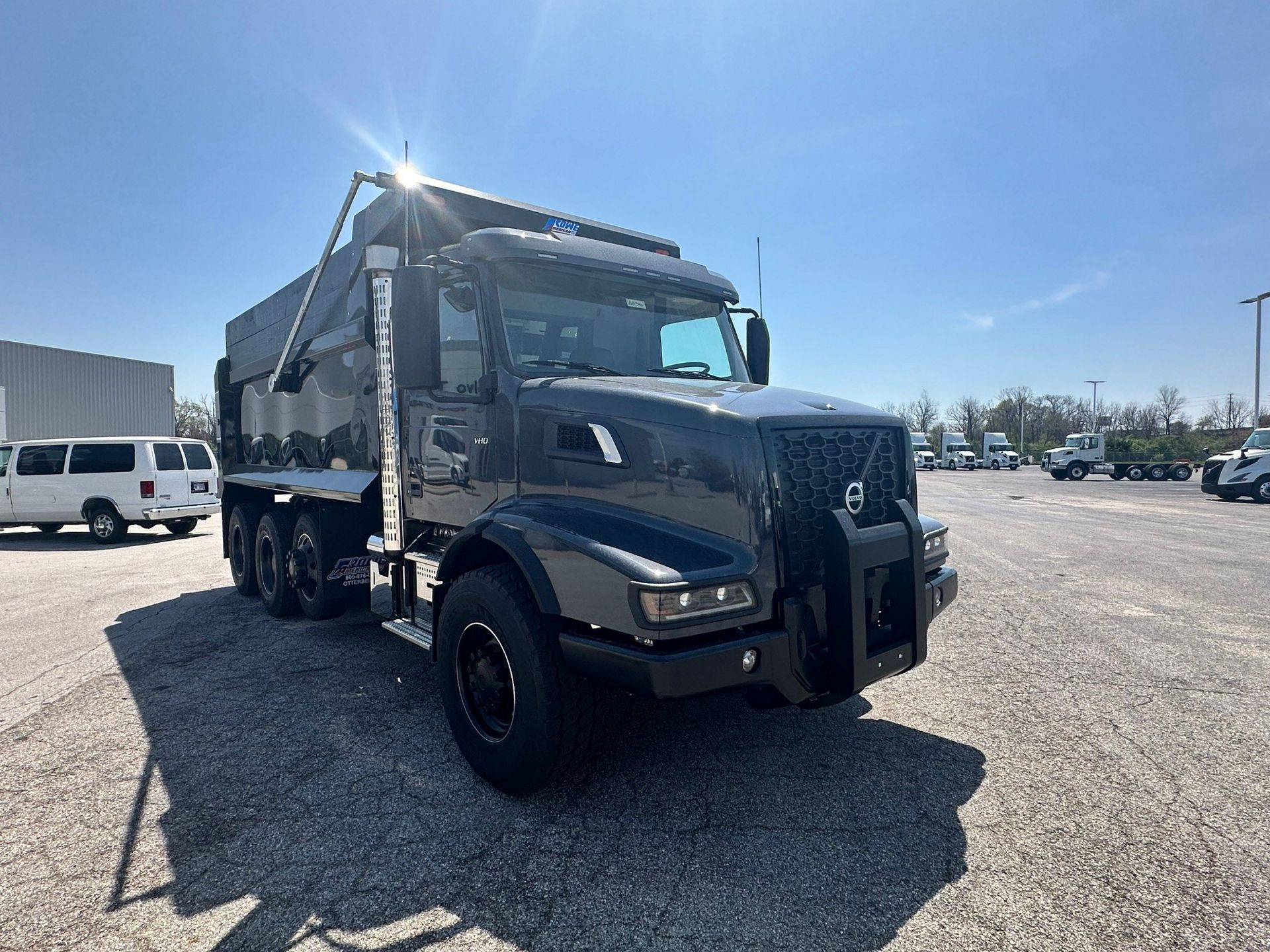 2025 Volvo - image 3