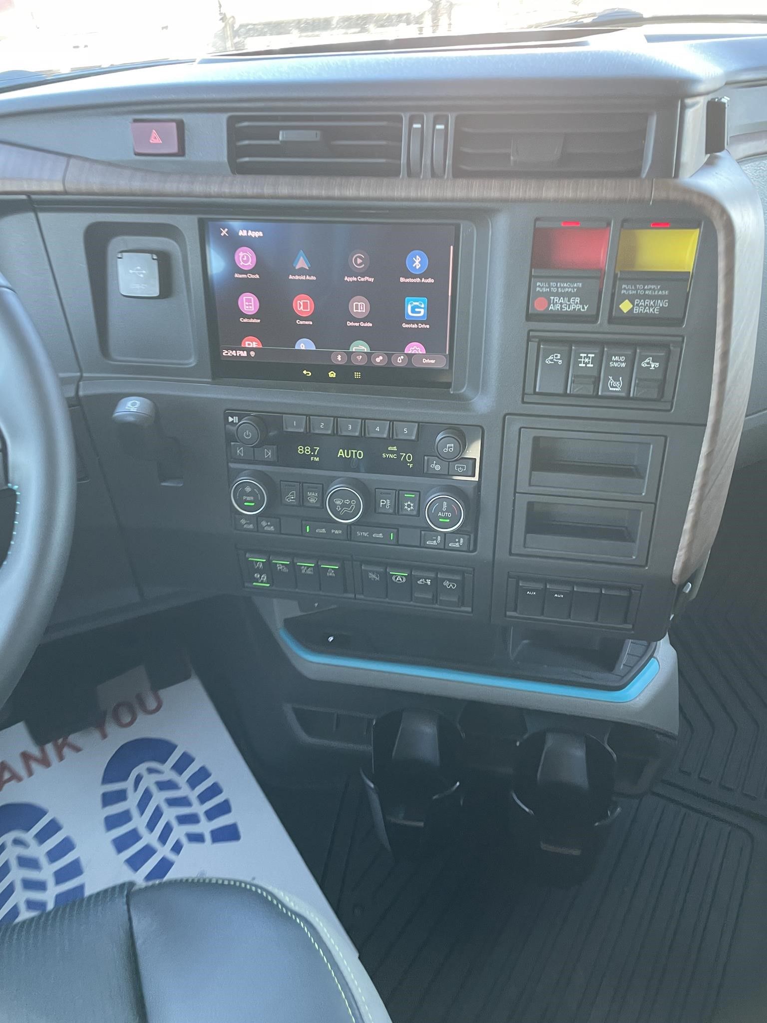 2027 Volvo - image 10