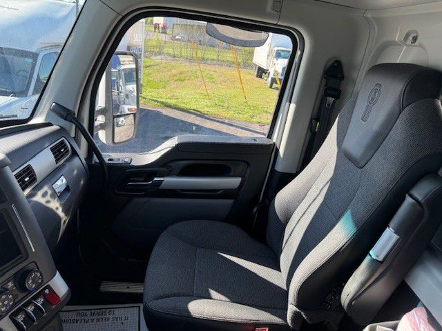 2025 Kenworth T880 - image 14