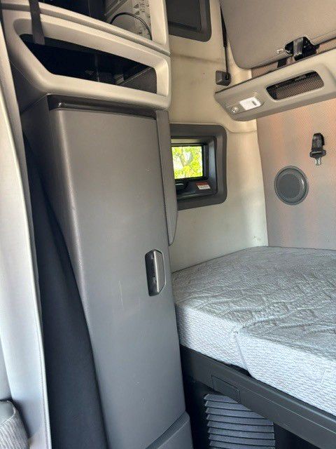 2023 Volvo VNL 760 in Indianapolis, IN — photo 7