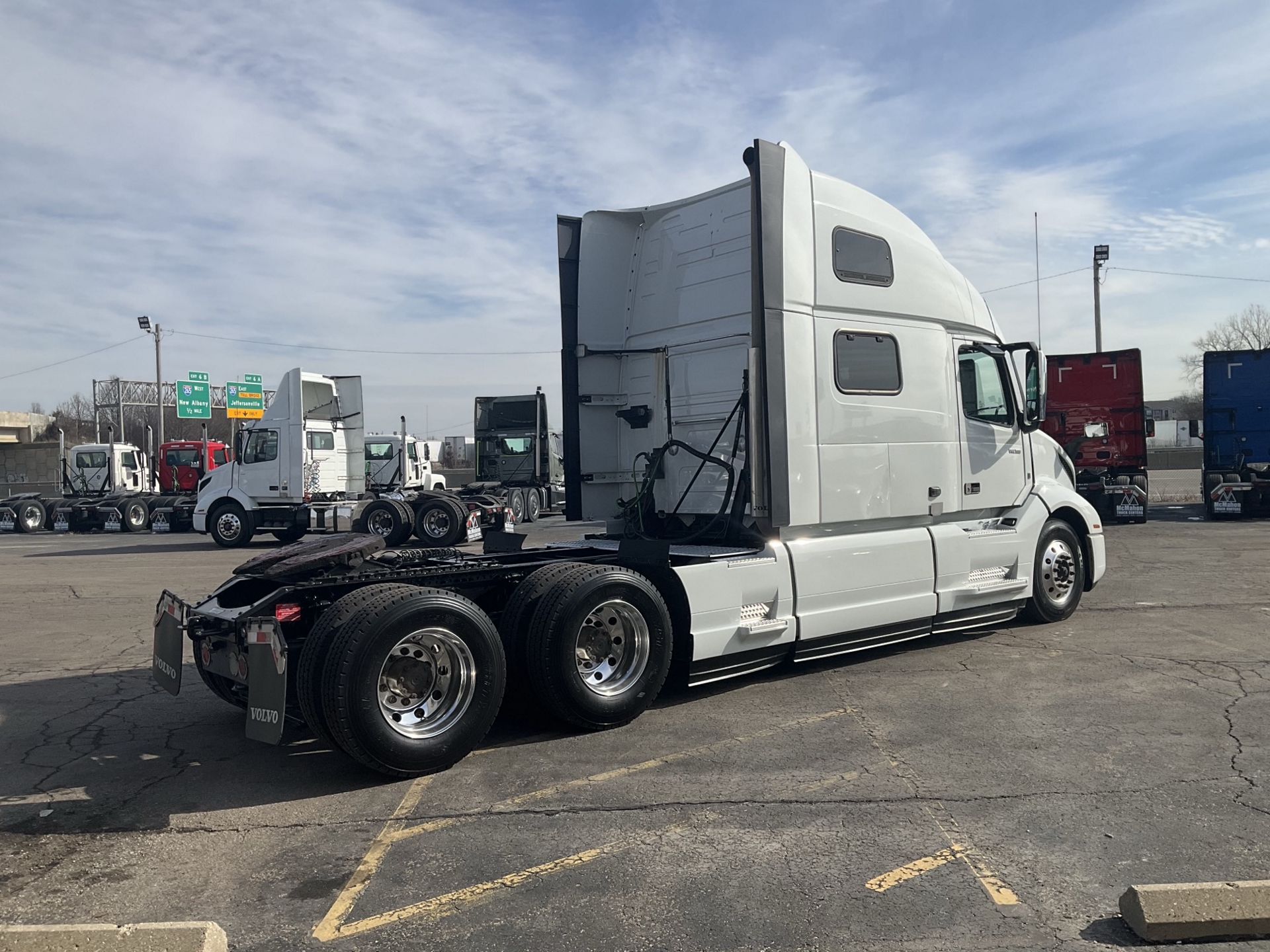 2022 Volvo - image 6