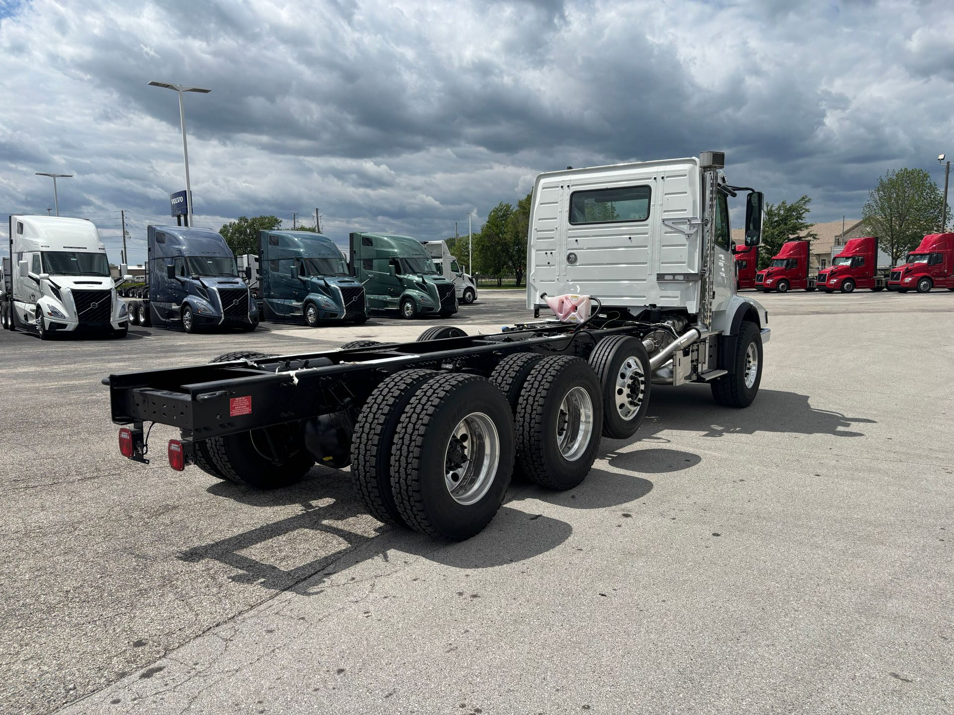 2026 Volvo - image 15